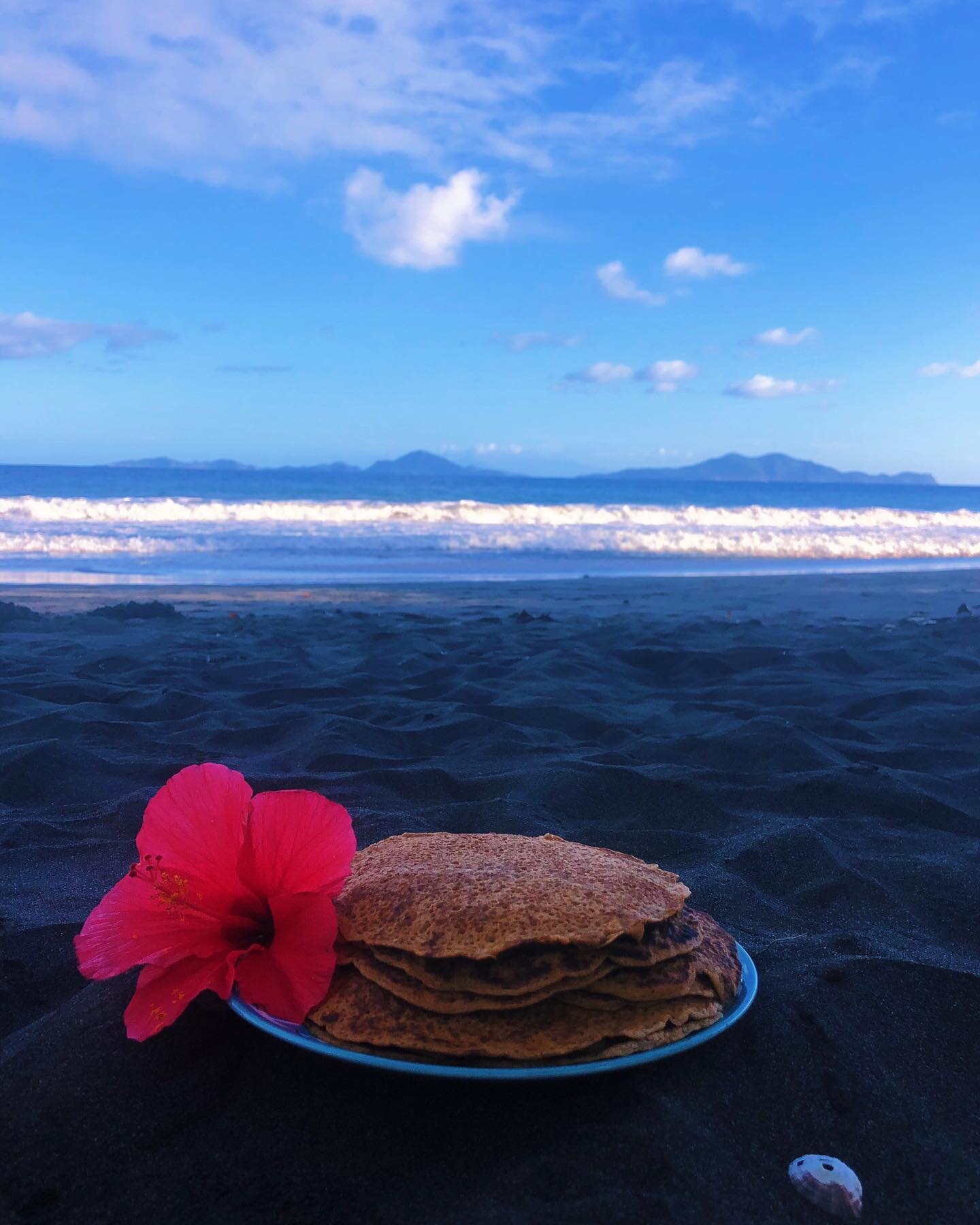 Goûter avec vue sur les saintes 😍🏝⛰
Pleine de gratitude de vivre sur mon île car tous les jours je vois la beauté de la nature 🙏🏾✨
~
J&rsquo;ai testé une recette de crêpes vegan et c&rsquo;était un flop 🙃 on ne gagne pas à tous les coups 