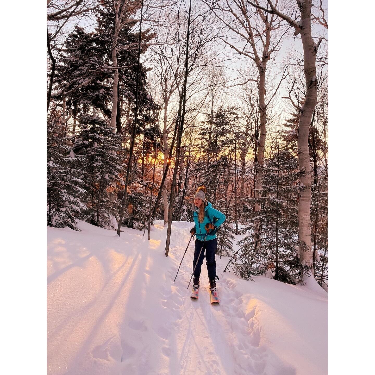 Meanwhile in #vermont &hellip;
I scoffed at @vontrappflowers when she suggested meeting at 5:15 this morning so we could soak in the sunrise from a snow covered hill&hellip;I stand (I ski??) corrected. What a glorious start to the day. Hooray for tod