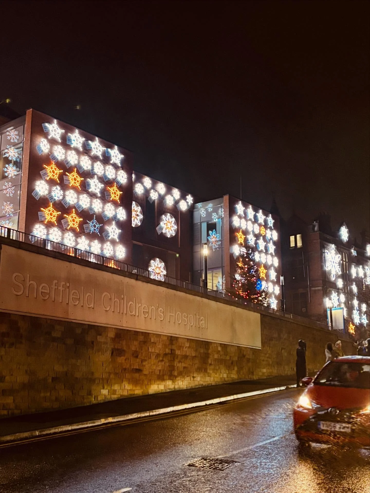 Last night we watched as 100s of festive snowflake lights burst into life all over @sheffieldchildrens 

This annual tradition is a celebration of the hospital and the charity that supports it. Working with @sheffchildrenshospitalcharity this year ha