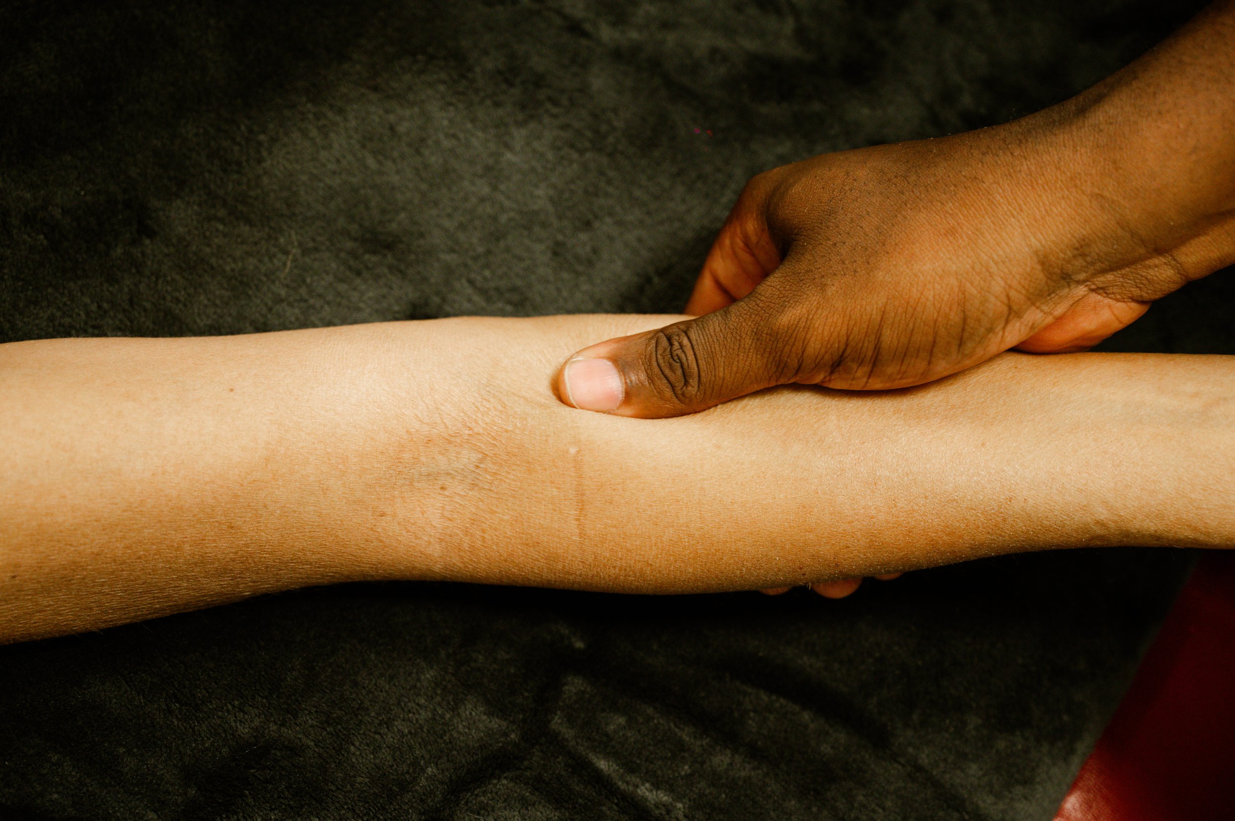 Cycle d’accompagnement en massage thaï en Guadeloupe – travail précis du bras en profondeur.