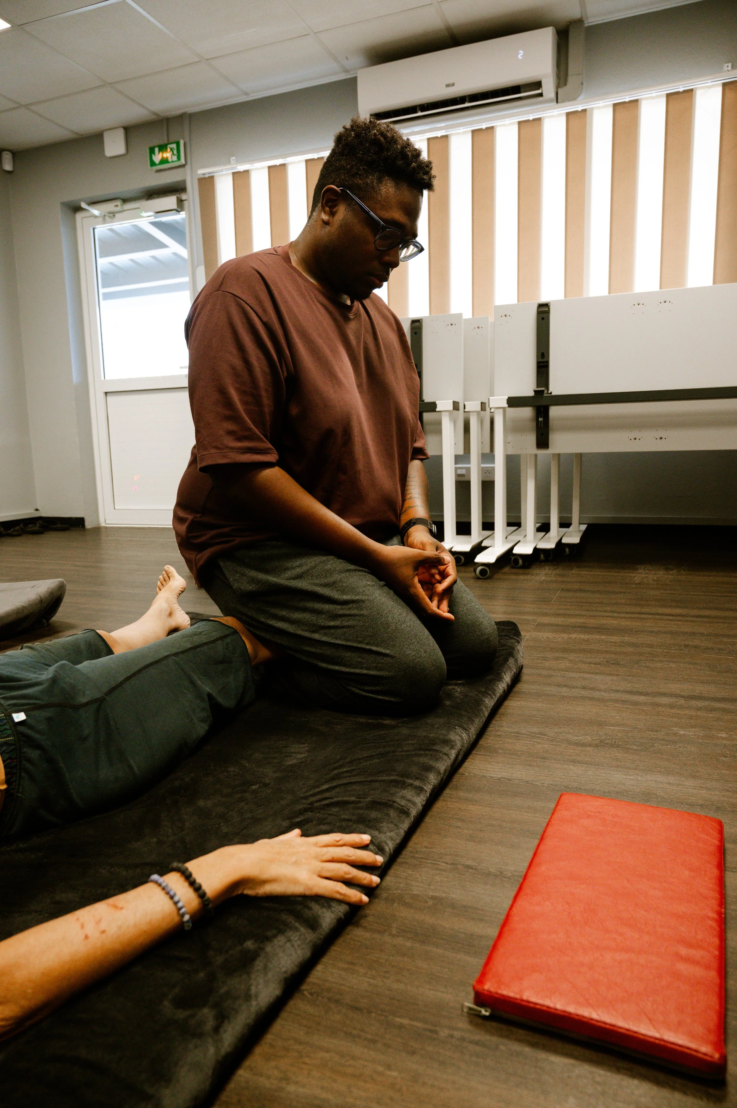Praticien en massage thaï en posture d’ancrage avant séance – Guadeloupe.