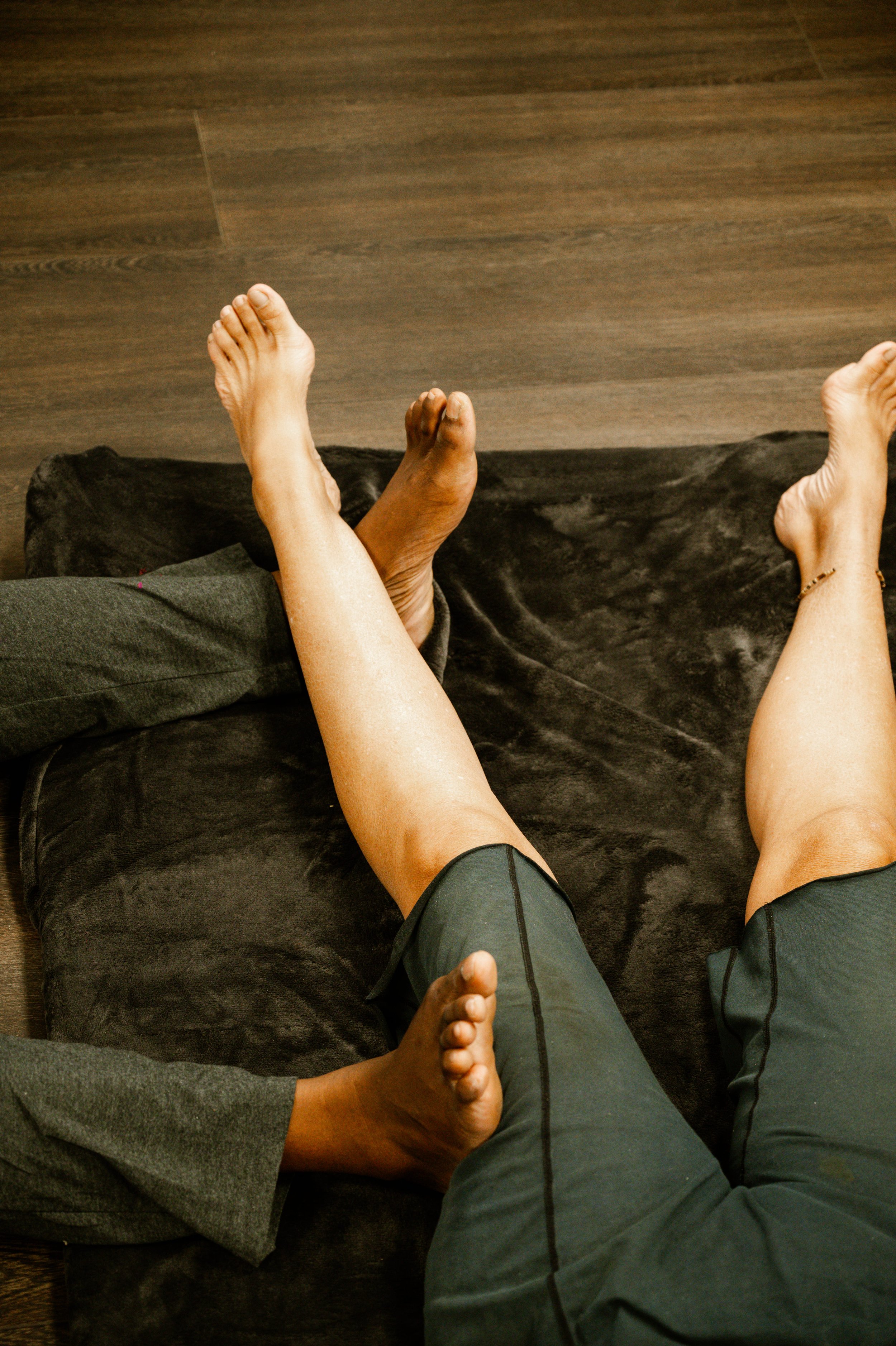 Travail profond au pied en massage thaï traditionnel au sol, Le Gosier Guadeloupe – approche fondée sur la justesse du toucher.