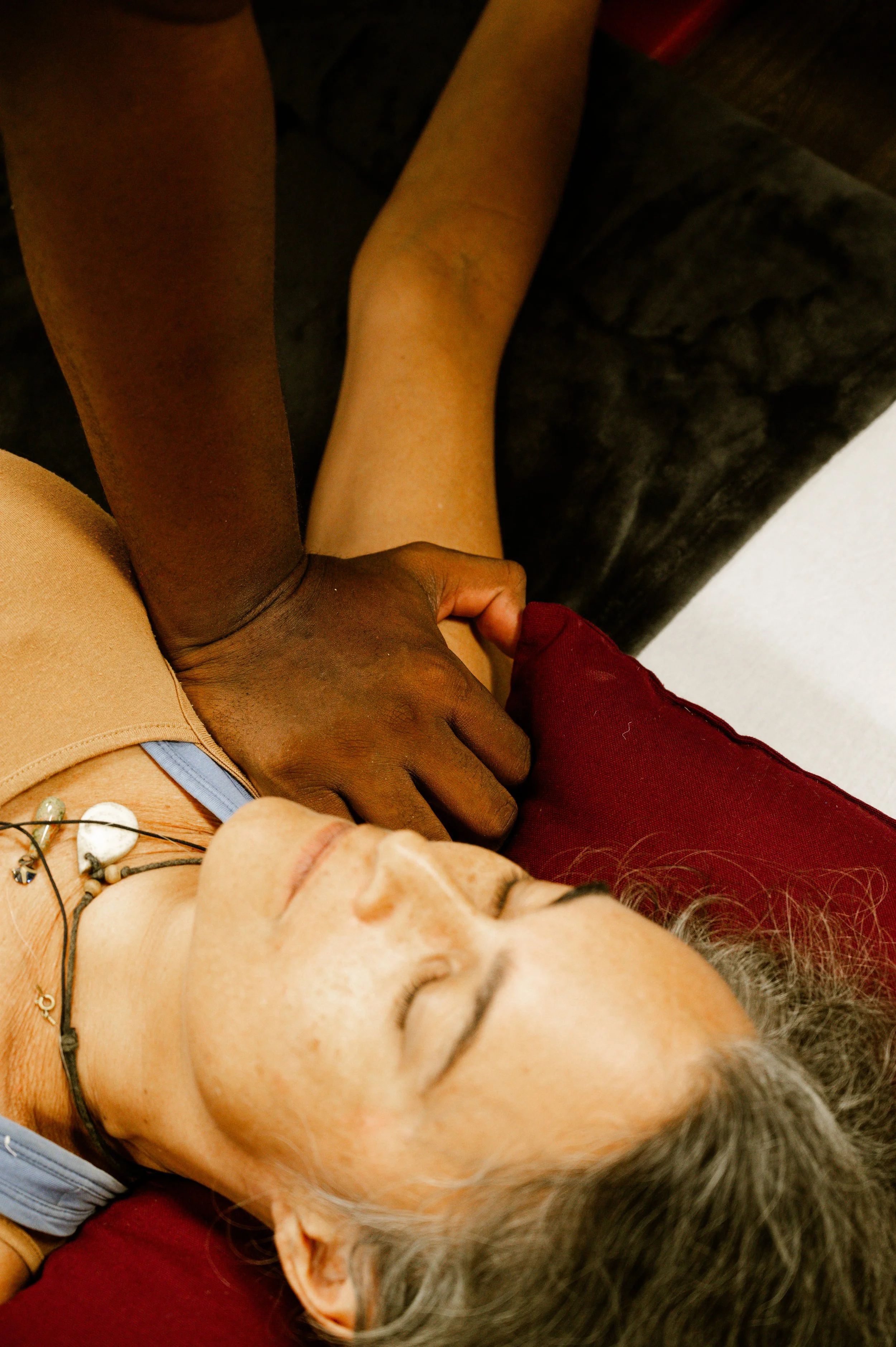 Massage thaï traditionnel en Guadeloupe – cliente détendue recevant un massage du haut du corps par un praticien The Intrigue.