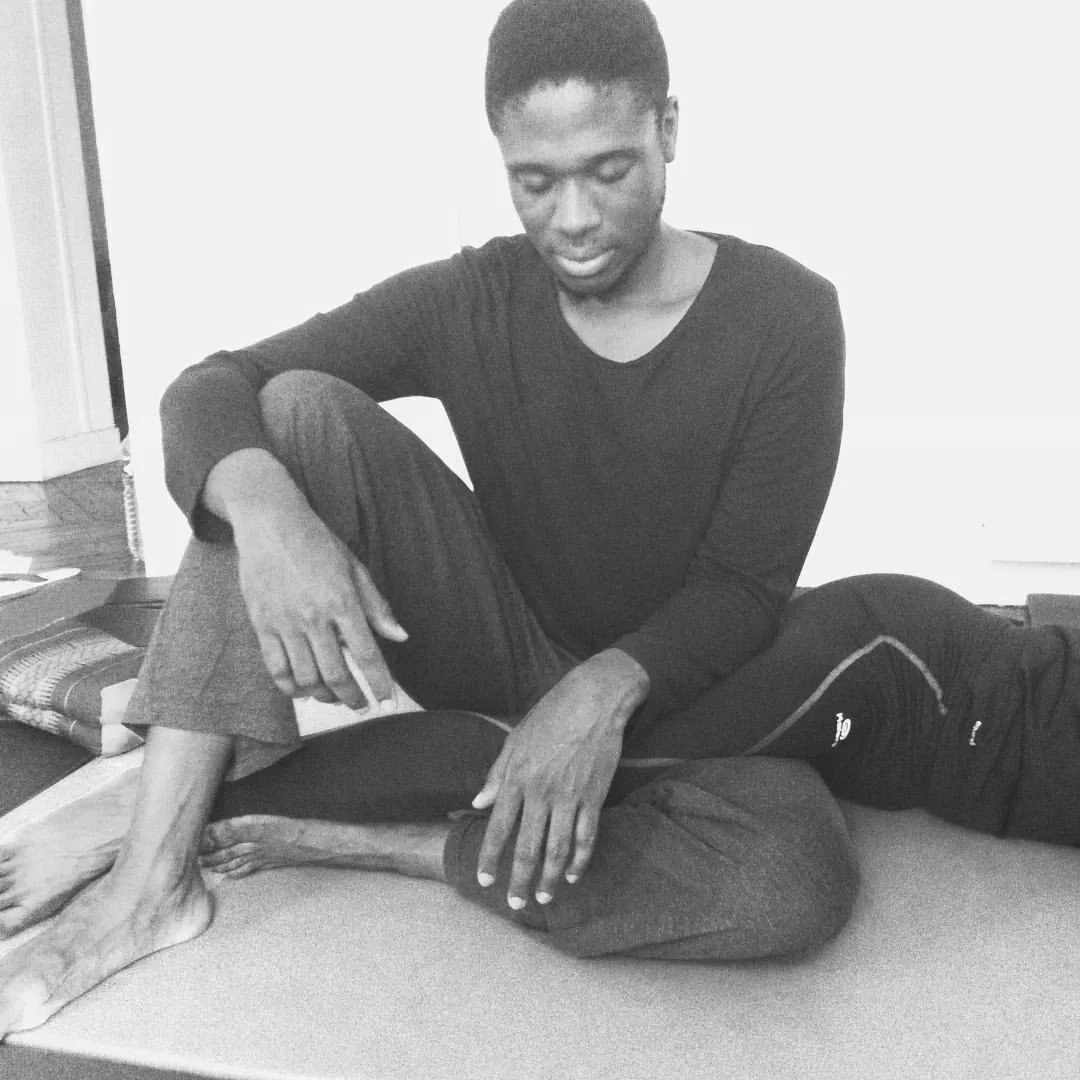 🌿 La Force Juste – Maîtriser la Gravité dans l’Art du Massage Thaï