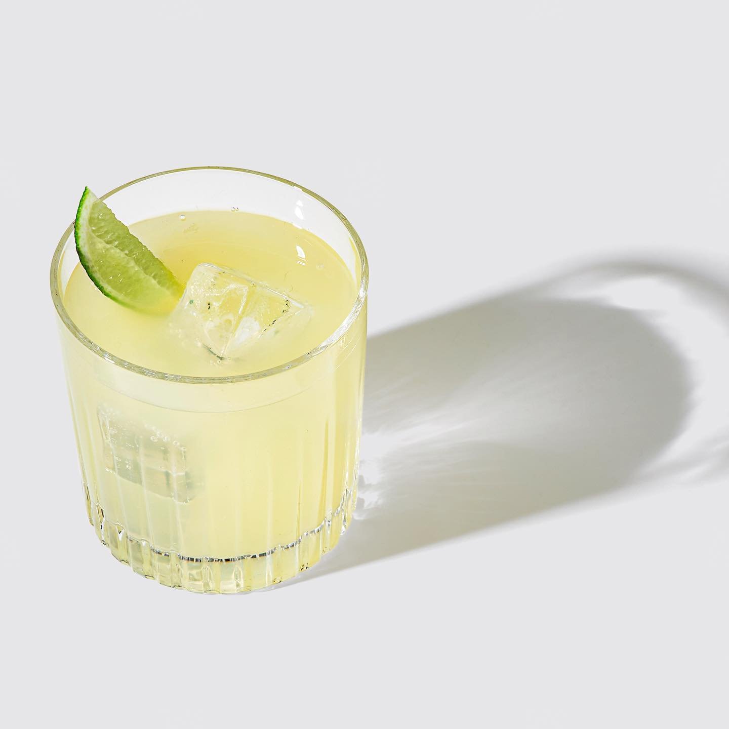 T&aelig;ller ned 🍹 #produktfoto #productphotography #drinks #to&oslash;l #mikropolis #cocktails #foodphotography #packshotfactory #packshotfactory_wework