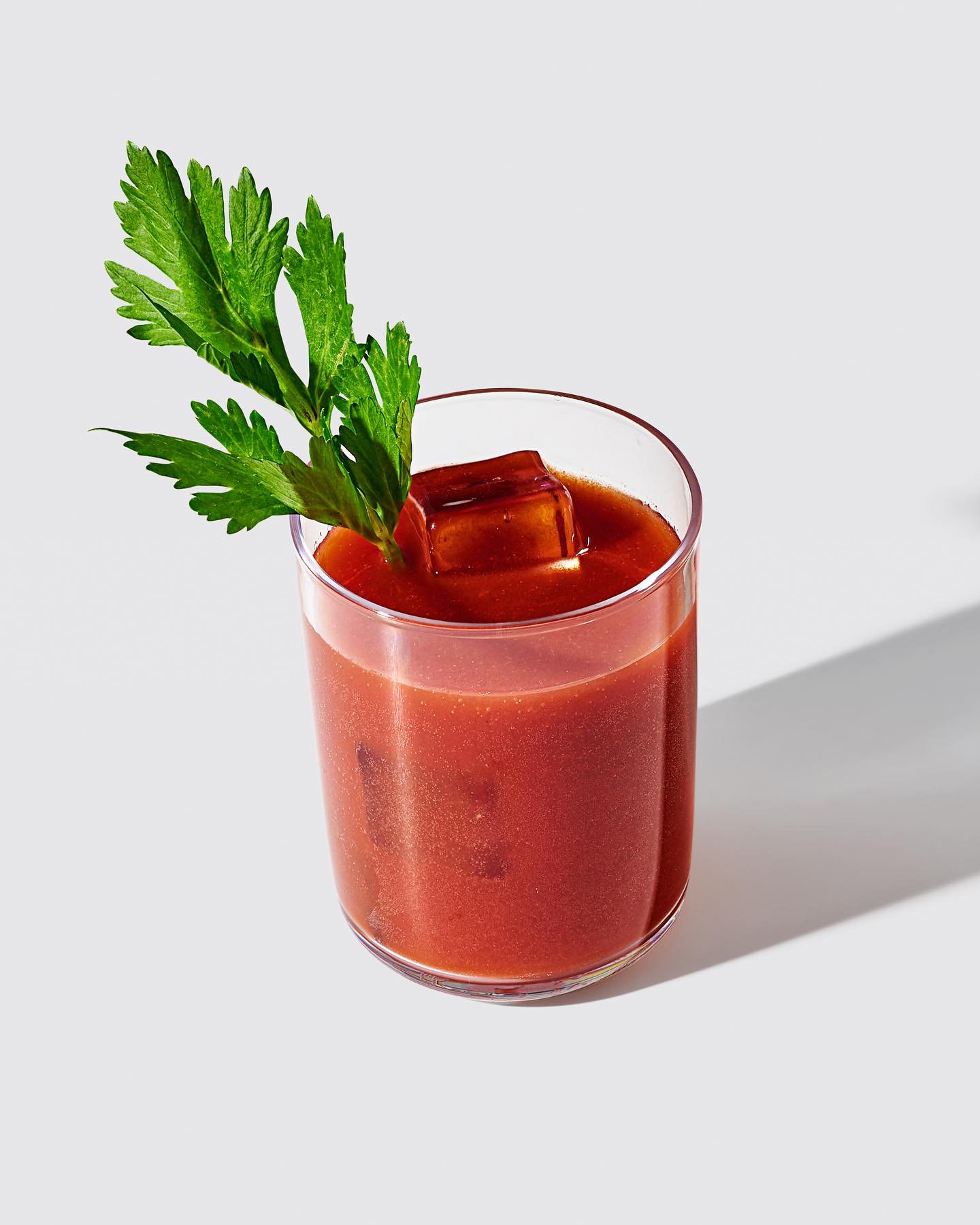 S&oslash;ndags drink - Bloody Mary #produktfoto #productphotography #drinks #to&oslash;l #mikropolis #cocktails #foodphotography #packshotfactory #packshotfactory_wework
