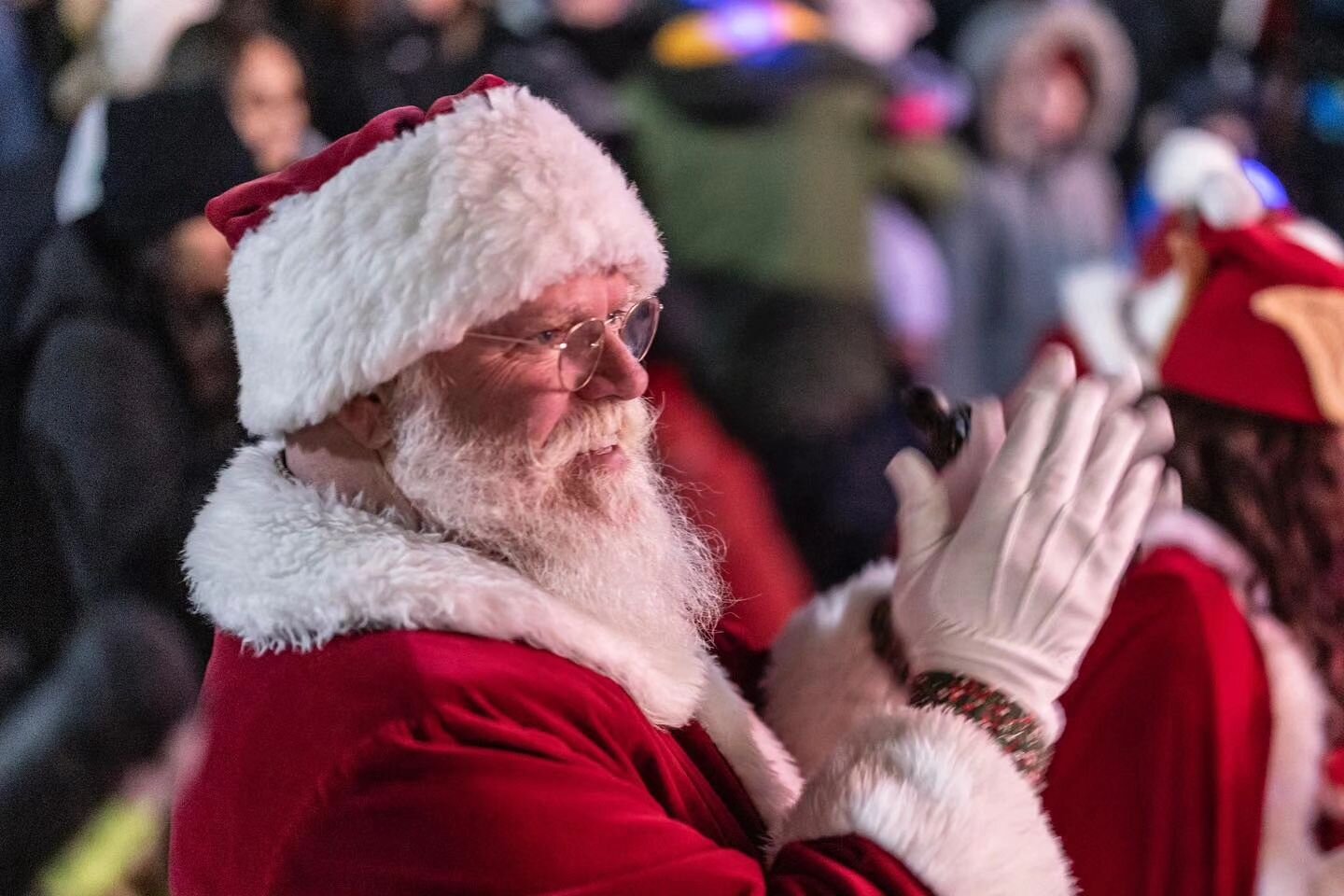 The Festival of Lights begins tonight in Downtown Bracebridge with the first big event - The Moonlight Shopping Party &amp; Street Festival.

There'll be so much festive fun from 6pm to 9pm including:

🚂A HOLIDAY TRAIN 
🎅Visit with Santa
🩰Living w