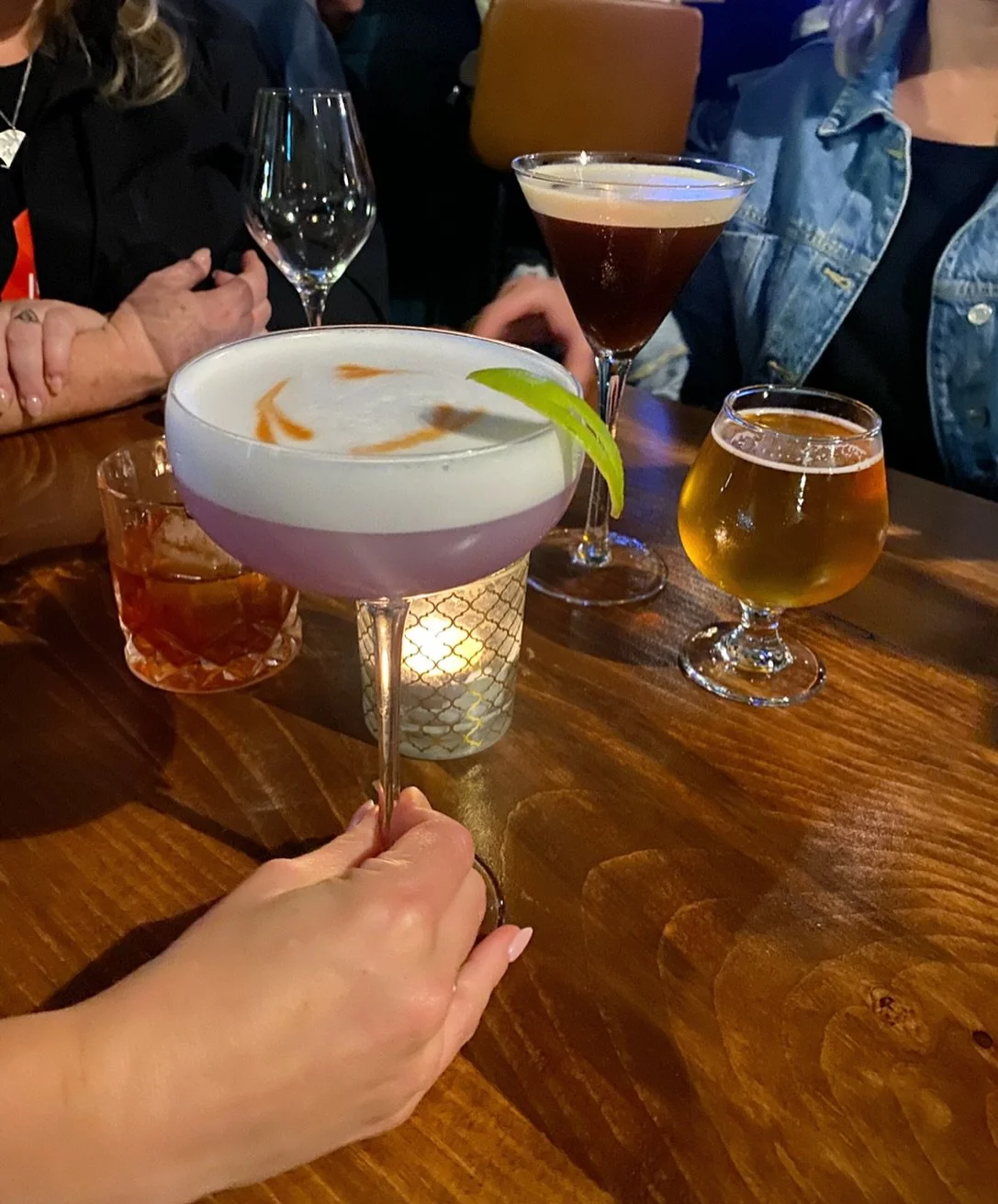 Happy hour in Downtown Bracebridge, where great drinks meet amazing company 🍻🥂
#downtownbracebridge #shopthebridge #happyhour #supportlocal #visitthebridge