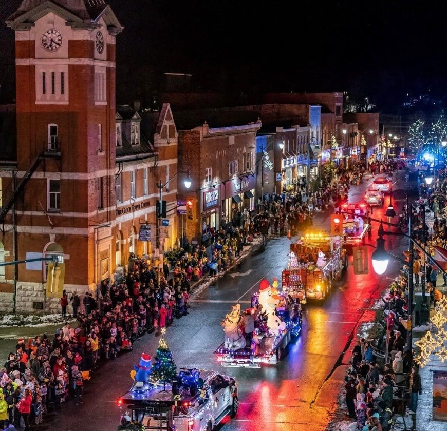 Downtown Bracebridge will be glowing with even more holiday spirit on Friday, December 5th! Join us for the Santa Claus Parade 🎅✨ The parade begins at 6PM along Manitoba St.

Bundle up, bring your family &amp; friends, and get ready to immerse yours