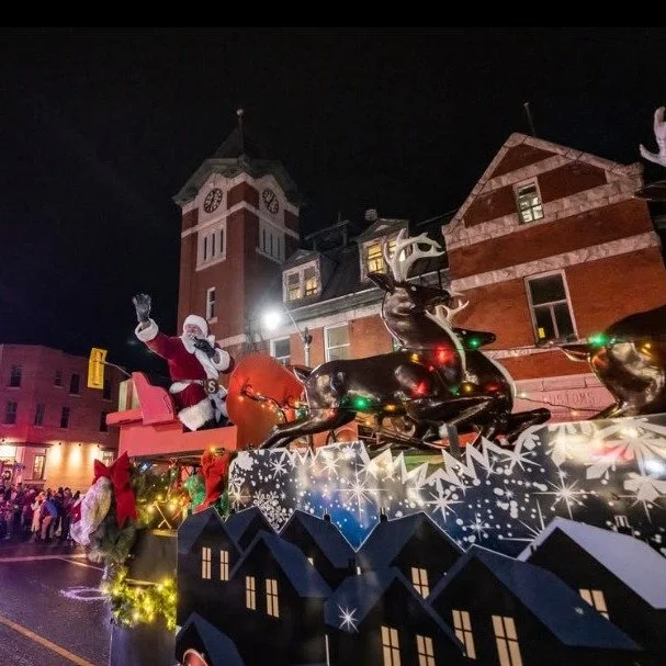 Santa&rsquo;s making his list&hellip; and checking it twice. Better show up tonight and make sure you're on the nice list this year😉🎅

The magic begins at 6PM, see you along Manitoba Street!✨