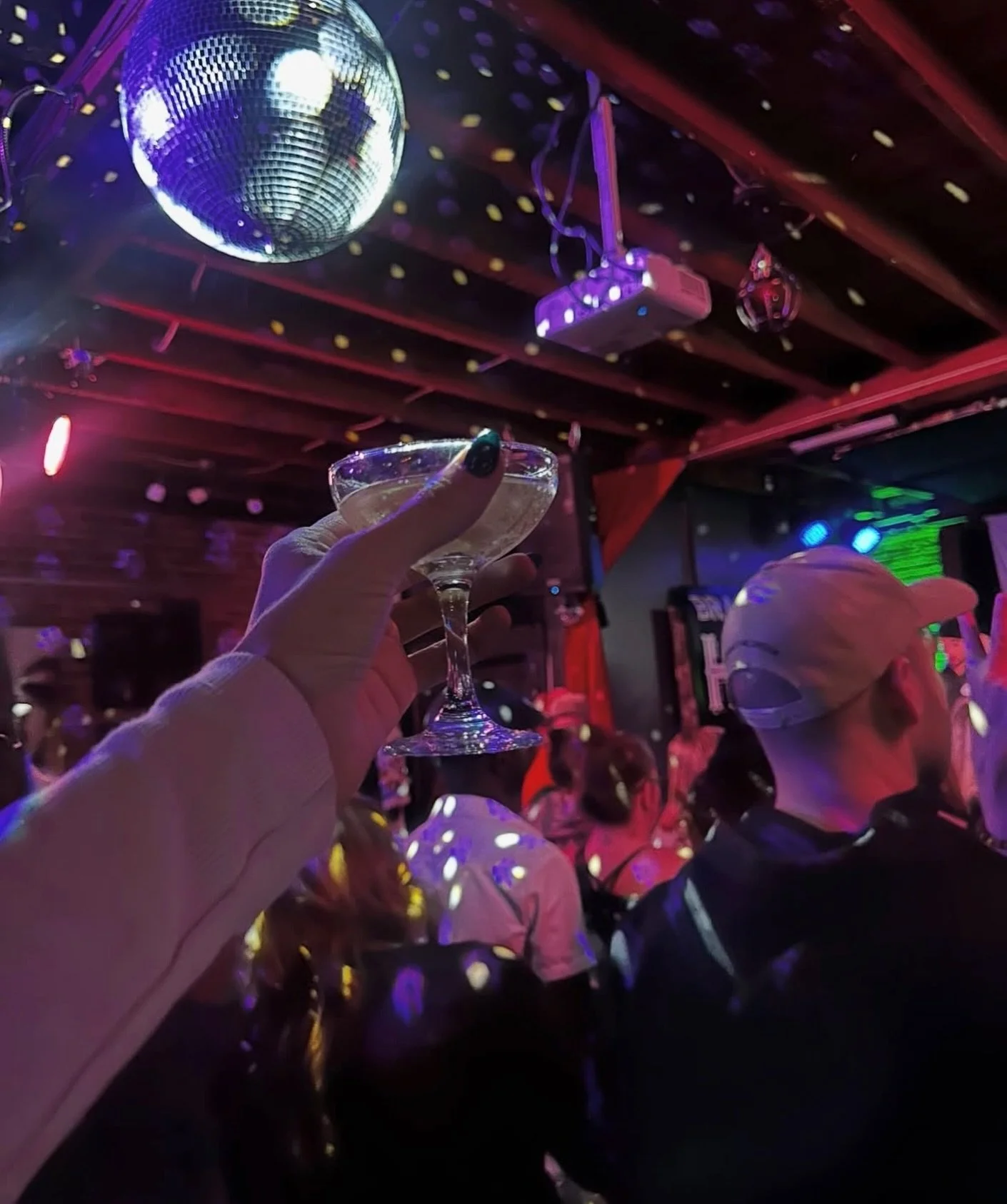 Cheers to 2025 &amp; happy 2026! 🎉🪩

Grateful for another year of moments, memories, and community 🩵 Here&rsquo;s to a fantastic 2026 in Downtown Bracebridge🥂

Have a safe &amp; Happy New Year!