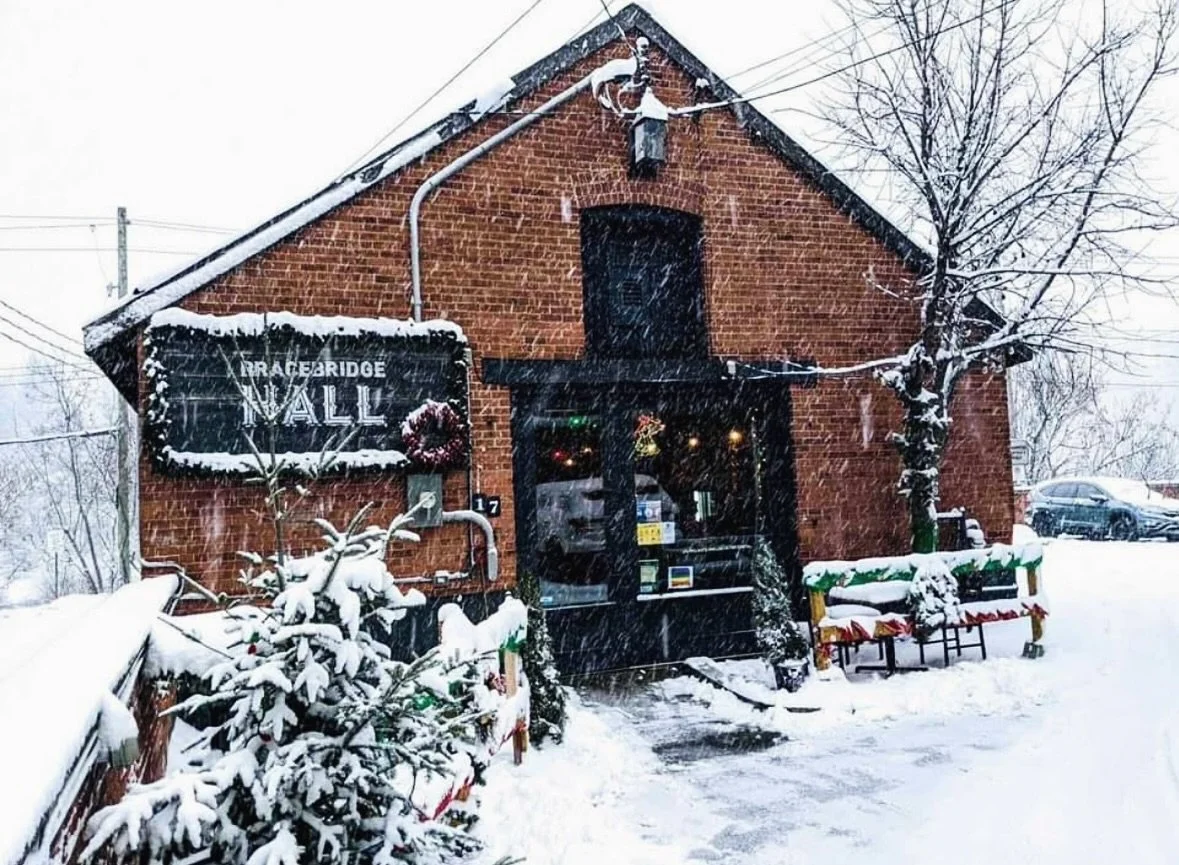 Snowy outside, lively inside ❄️🎶

Downtown Bracebridge is proud to be home to spaces that keep the music playing &amp; spirit lively all year long.

📸 @bracebridgehall