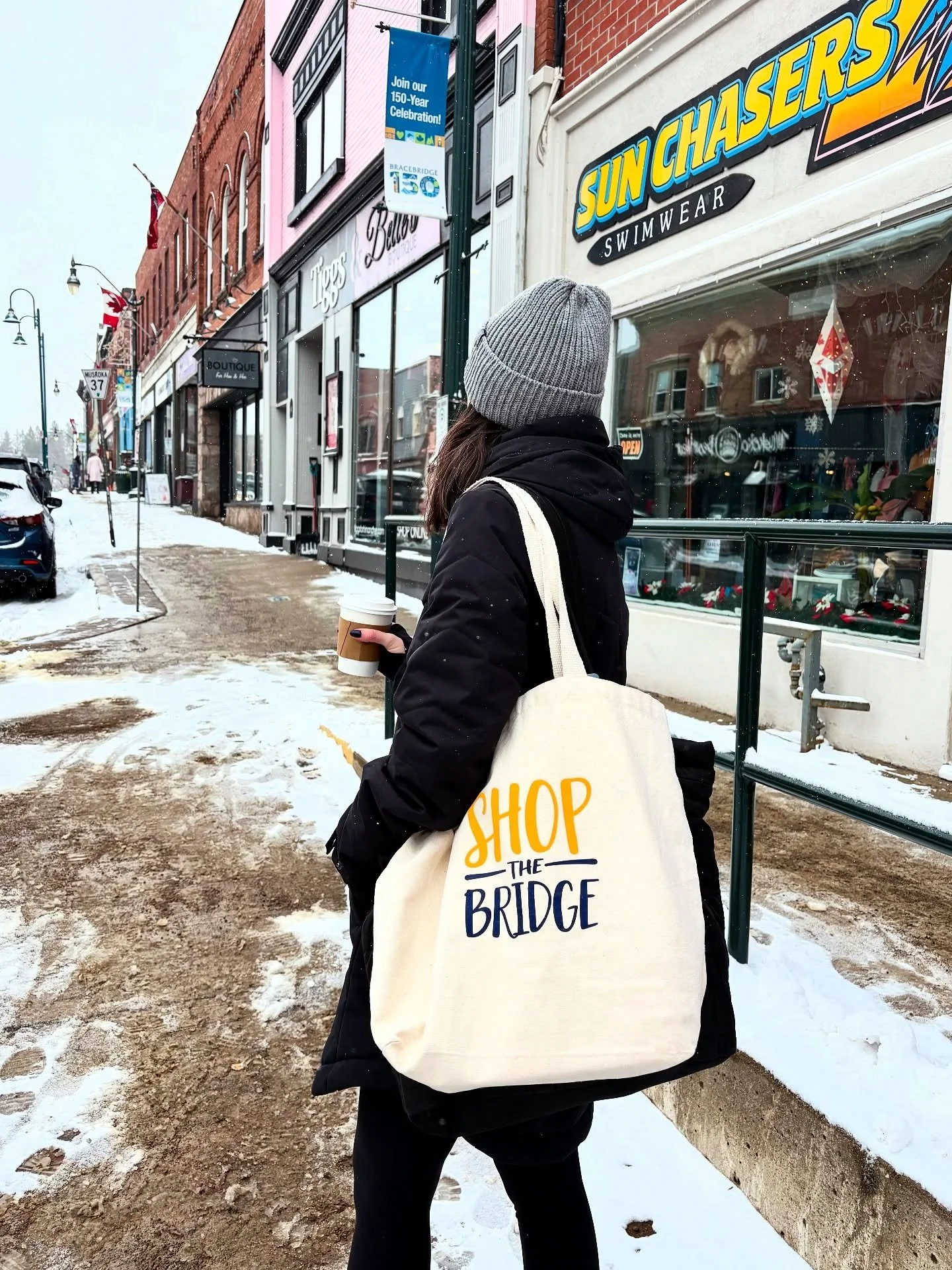 A perfect downtown pairing: coffee &amp; local shops 🛍️ #ShopTheBridge

#downtownbracebridge #visitthebridge #muskoka #supportlocal #smallbusiness #buycanadian
