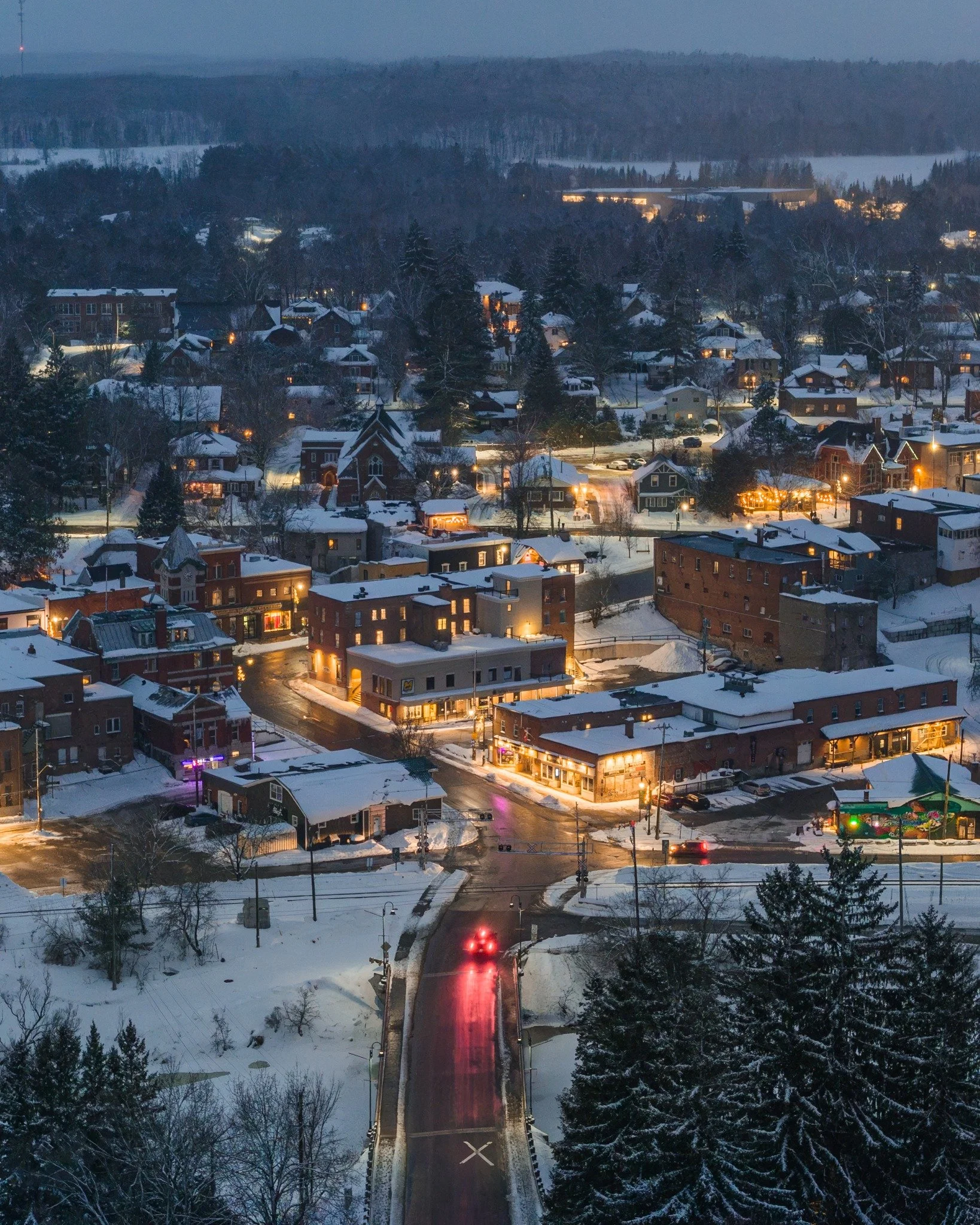 Glow mode: ON ✨
A stunning bird&rsquo;s-eye view of the Heart of Muskoka at night.

📸 @bmkimages 

#downtownbracebridge #downtownbia #discovermuskoka #visitthebridge