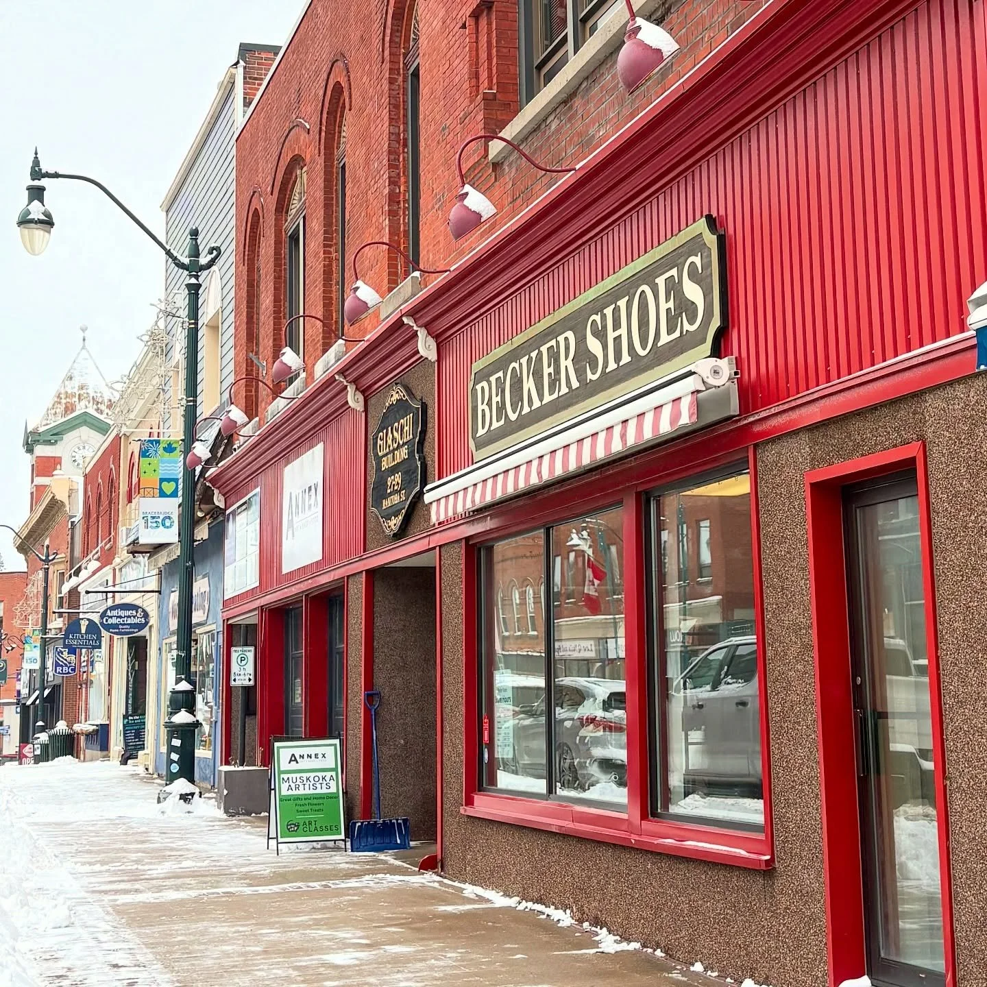 Spring is on its way, but we&rsquo;re soaking up the charm of winter in Downtown Bracebridge while it lasts ❄️

#downtownbracebridge #shopthebridge #supportlocal #shopsmall