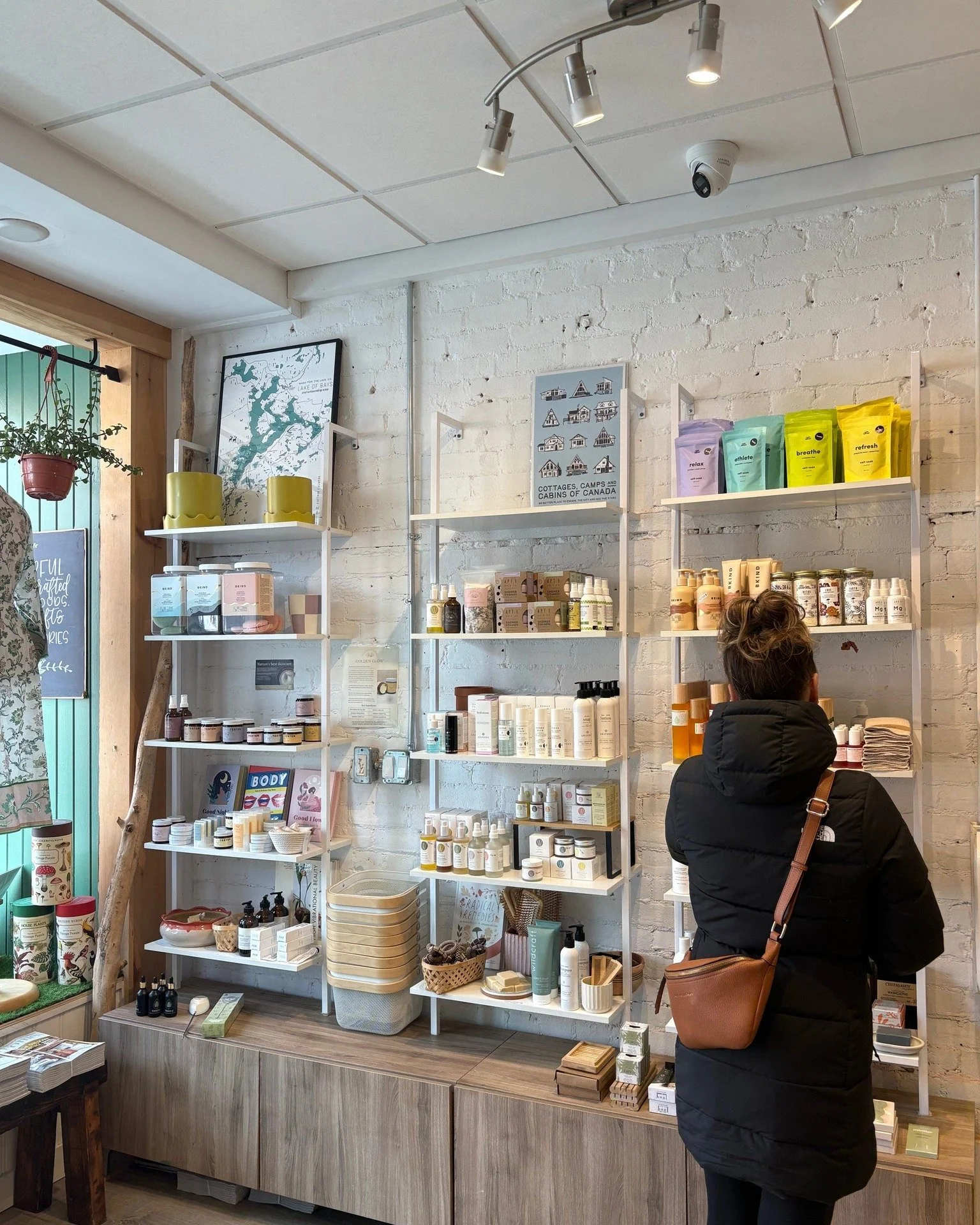 Bright window displays, warm welcomes &amp; local treasures waiting inside 💙 #ShopTheBridge

📍 @kalahouseofcolour 

#downtownbracebridge #downtownbia #discovermuskoka #shopsmall #supportlocal #visitthebridge
