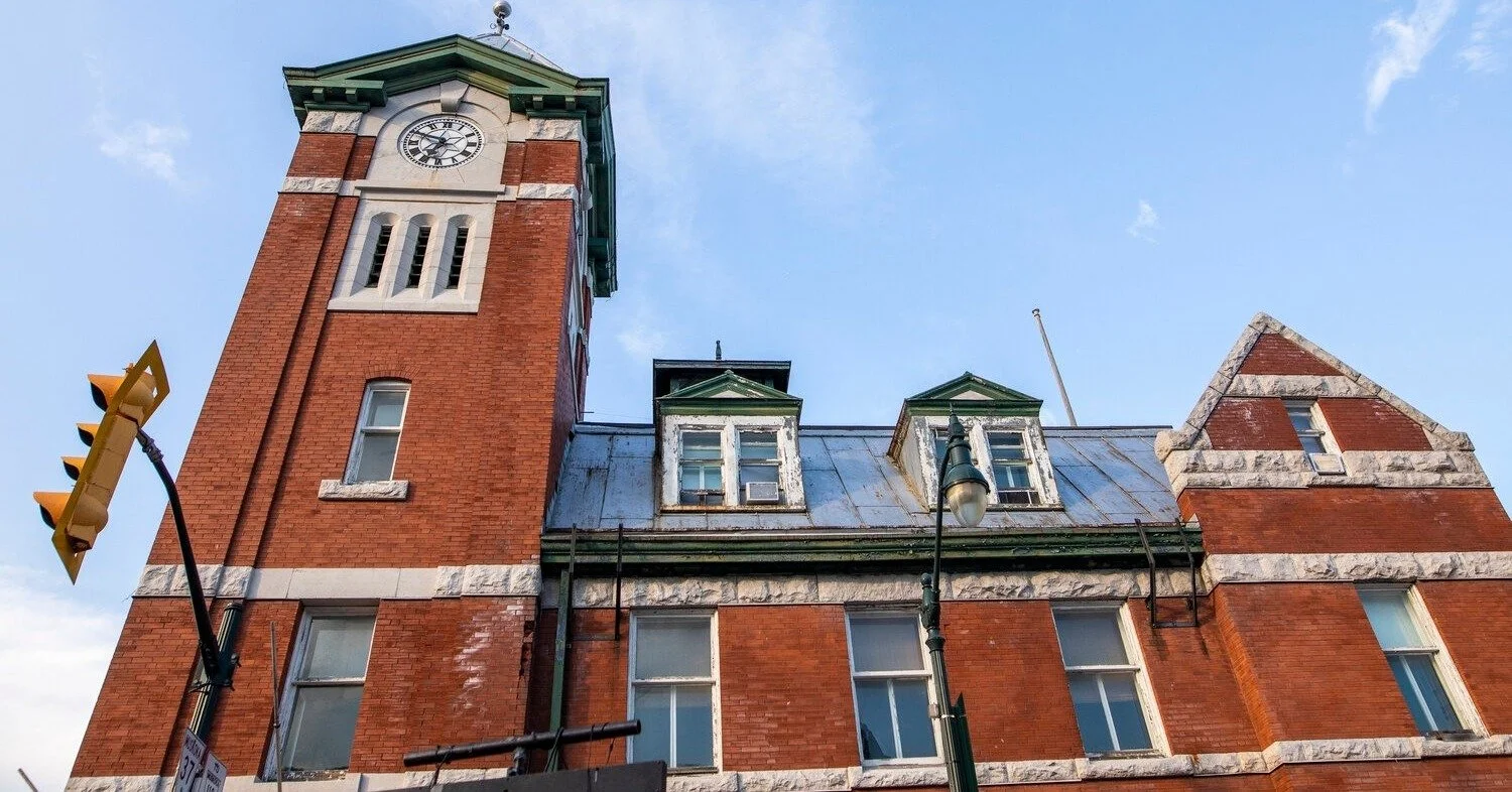 The iconic Bracebridge Clock Tower ✨
Within its walls, you&rsquo;ll find a hub of diverse offerings that add to the charm and spirit of Downtown Bracebridge.

🫶What's Inside:
@jon_tattoos @wildrootshealingco.muskoka  @oshunhairsalon @forestlanecouns