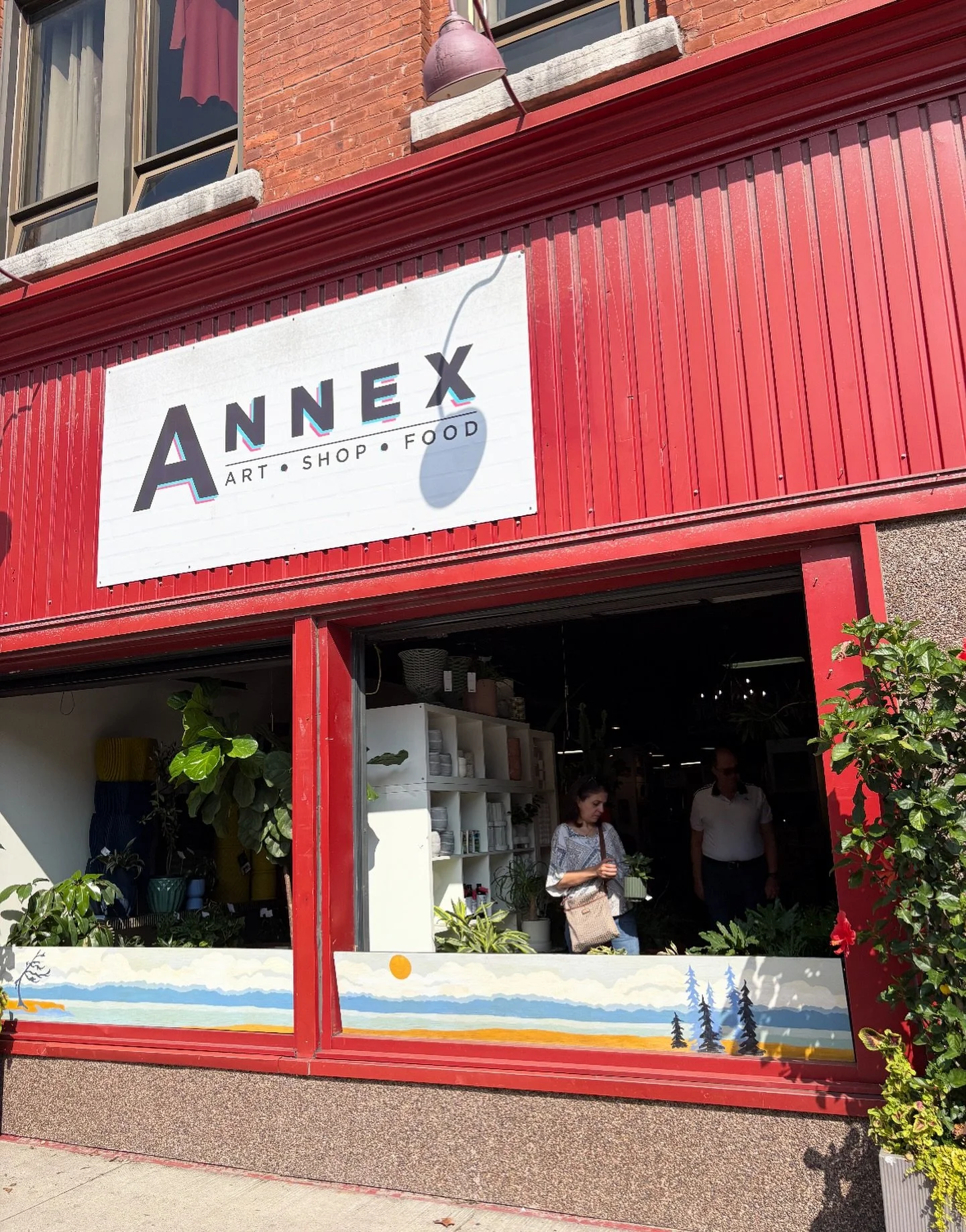 It&rsquo;s a doors (&amp; windows) open kind of day in Downtown Bracebridge ☀️

Sunshine pouring in, spring is in the air, and local businesses are ready to welcome you! Come wander downtown this weekend.

#downtownbracebridge #shopthebridge #visitth