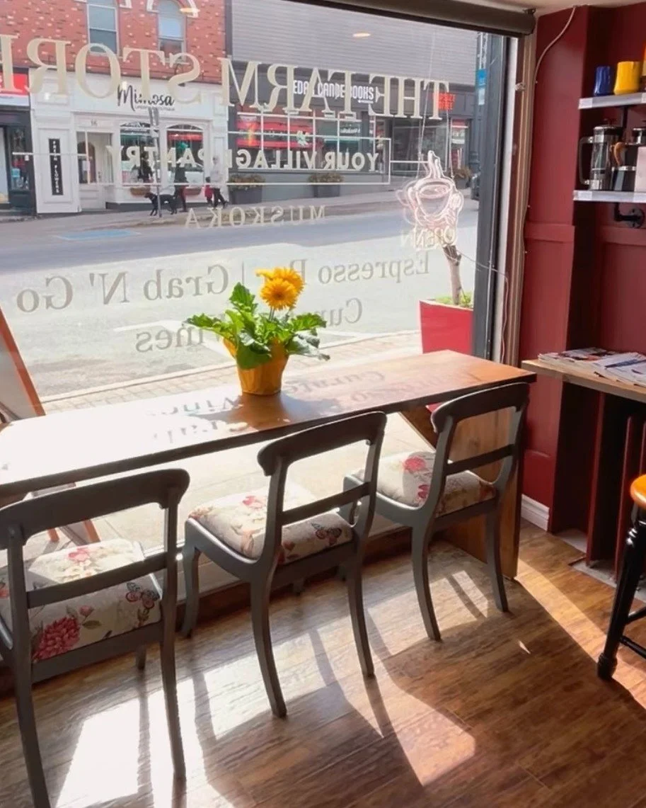 Enjoy a front row seat to Downtown Bracebridge while you sip your morning coffee or savour delicious local goods from @thefarmstoremuskoka your village pantry ☕️
Be sure to make it part of your next stroll through the #HeartofMuskoka

📍📸 @thefarmst