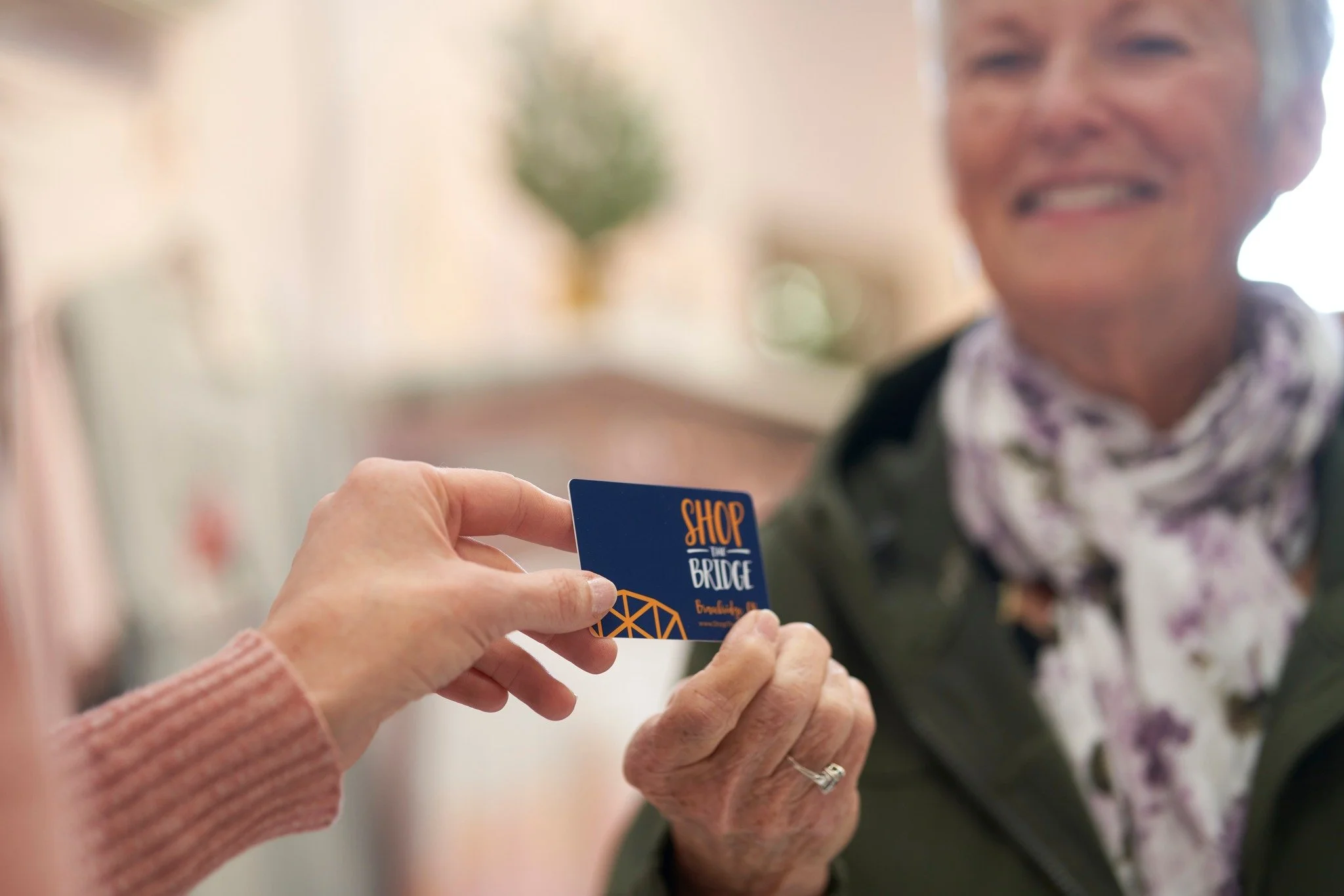 Every Mom deserves something she&rsquo;ll truly love this Mother&rsquo;s Day 💐
Let her decide with a #ShopTheBridge gift card, the perfect way to give the gift of choice while also supporting local💙

🛍Pick up a #ShopTheBridge gift card at select D