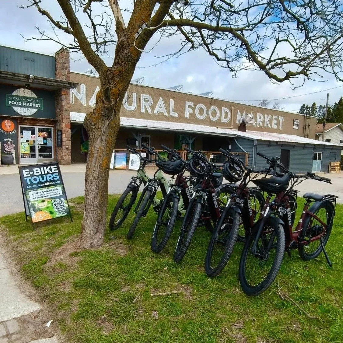 A new way to explore Downtown Bracebridge! 🚲 @muskokaebike offers guided e-bike tours through Downtown Bracebridge to scenic lookouts, trails &amp; local hot spots.

Book your tour online, arrive &amp; get fitted then head out to explore. 

Welcome 