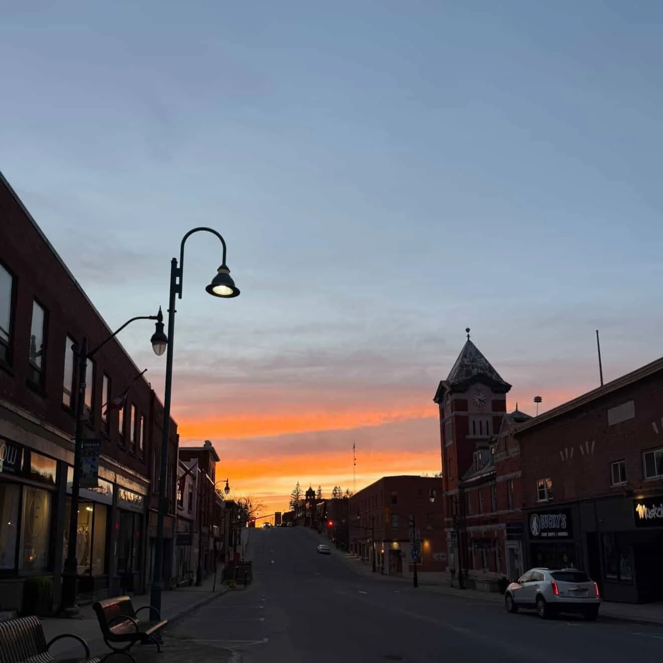 Downtown Bracebridge, painted in sunset colours 🔆✨

📸 @totallythriftbracebridge 

#downtownbracebridge #visitthebridge #discovermuskoka #sunsetviews #bracebridge #downtownbia #muskoka