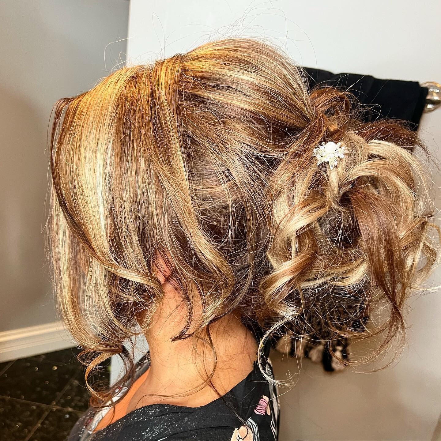 A gorgeous romantic up style by sky! 

#entouragehairsalonandspa #chicagowedding #chicagohairstylist #upstyle