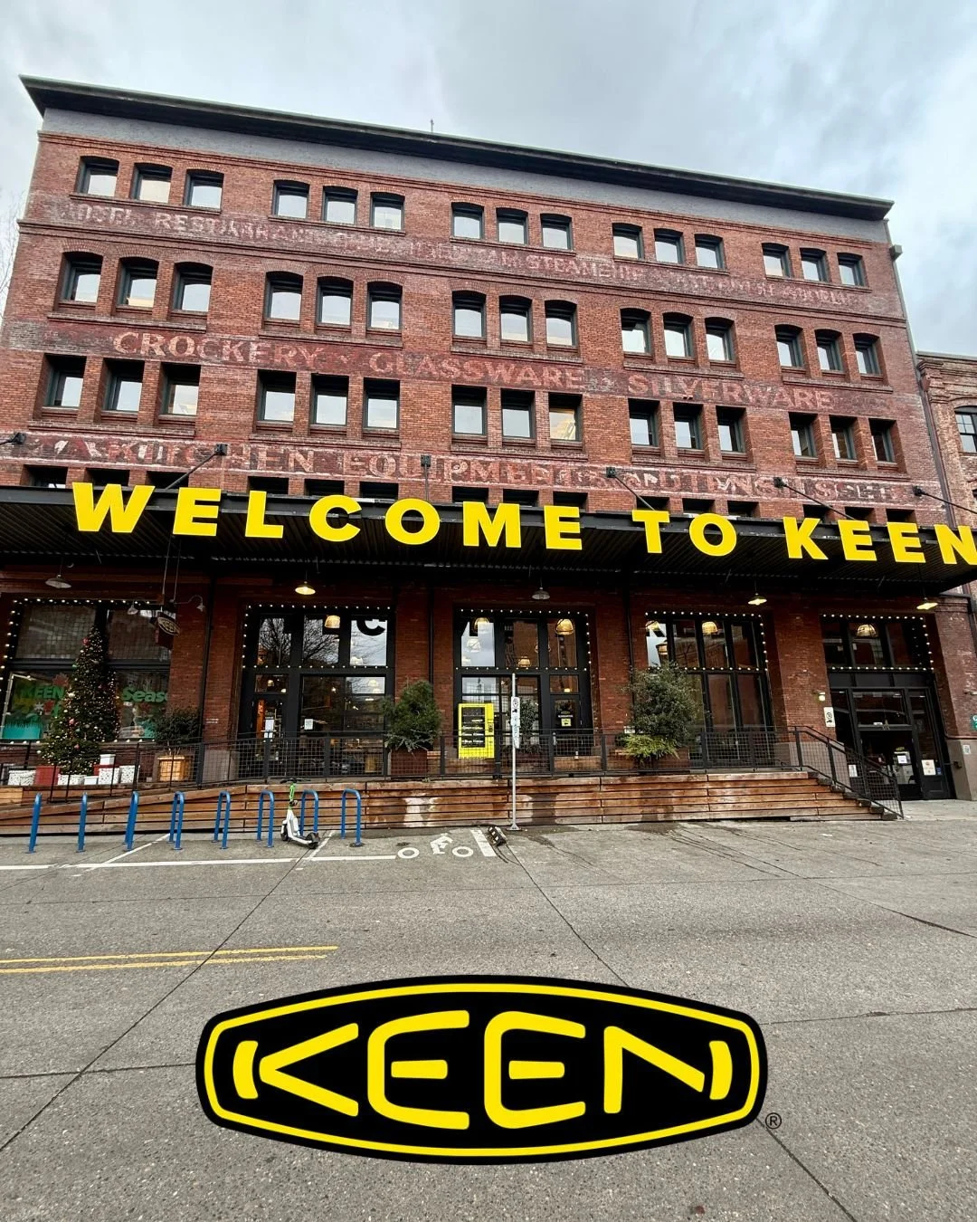 We spent the day scouting the Pearl District to bring you the ultimate holiday shopping map. From iconic storefronts to hidden vintage gems, here are the essential stops:

Sisters Coffee Co: The curated start to every shopping trip. ☕️

Oblation Pape