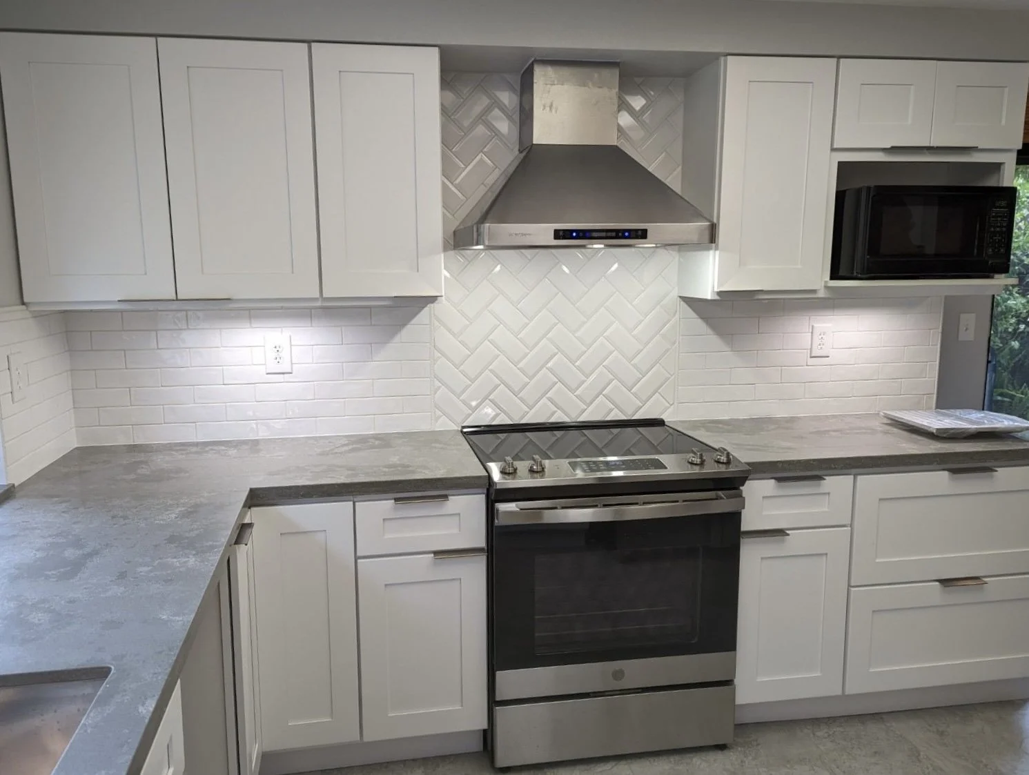1980s kitchen transformation continued. The backsplash was redone to include two kinds of tiles and patterns.