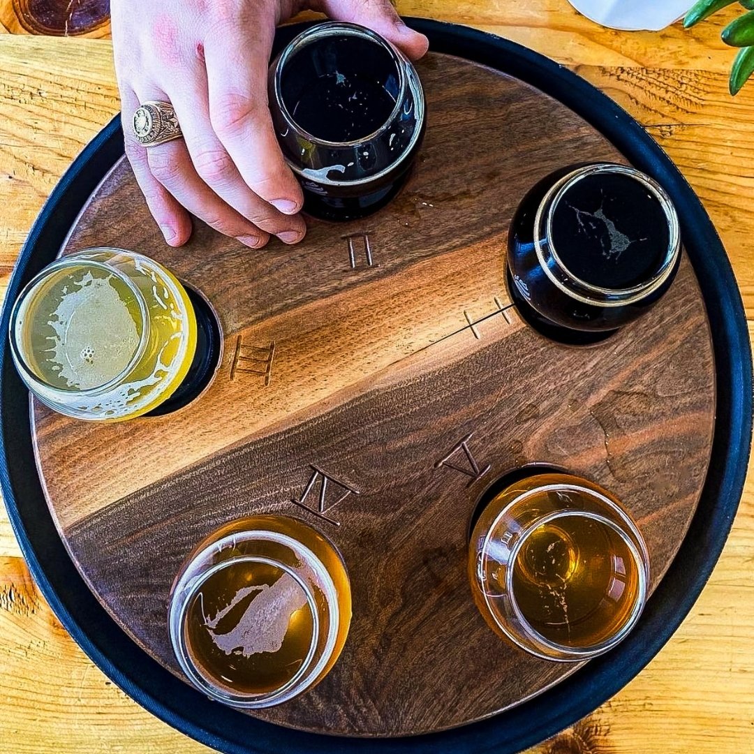 Embark on a first-class taste adventure with one of our beer flights. Choose any five 5oz beers for just $18!
Pro Tip: Try one from each category for the ultimate experience. 😉
📸: @brewscruise_
