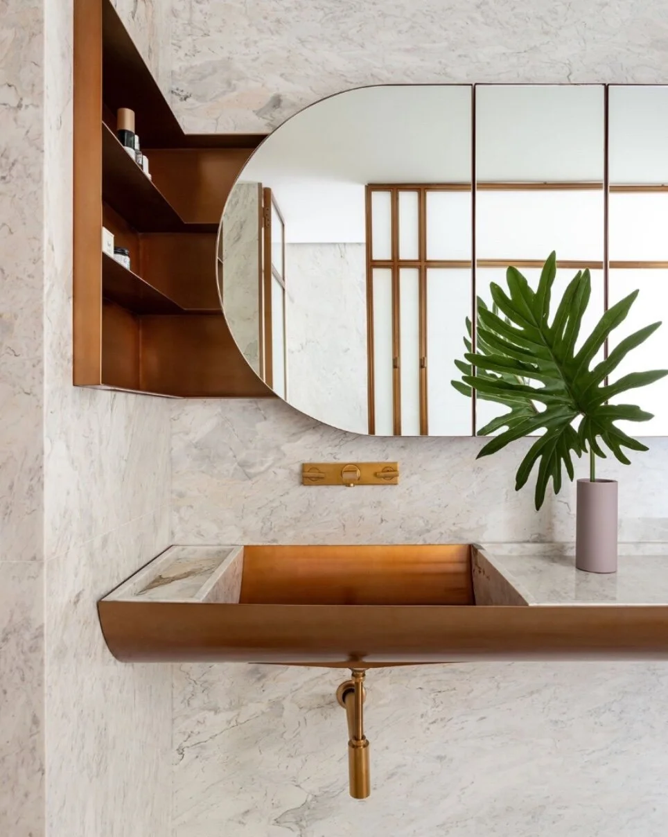 When tropical paradise meets modern sophistication 🌿
.
.
.
.
.
.
#interiordesign #interiorinspo #interiorstyling #interiordetails #interiordesigner #interiorstylist #houserenovation #bathroomdesign #custombath #interiordesigninspo #architecture #des