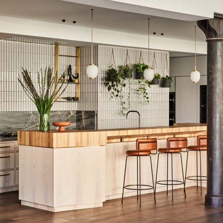 Mixed materials in this modern kitchen
&mdash;
📸: Nicole Franzen