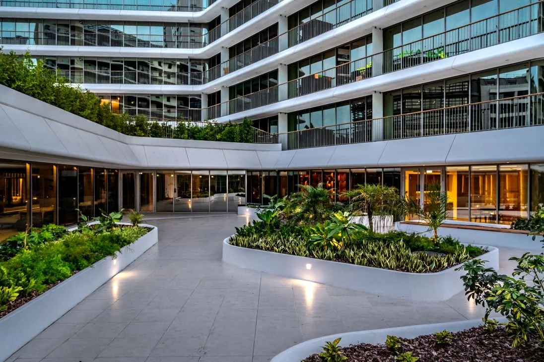 Apartamento prédio luxo arquitetura moderno janelas jardim