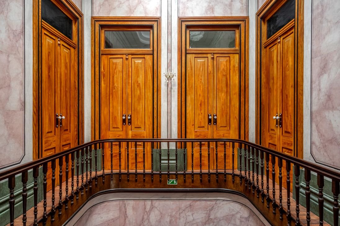 palácio portas mármore madeira escadaria varanda