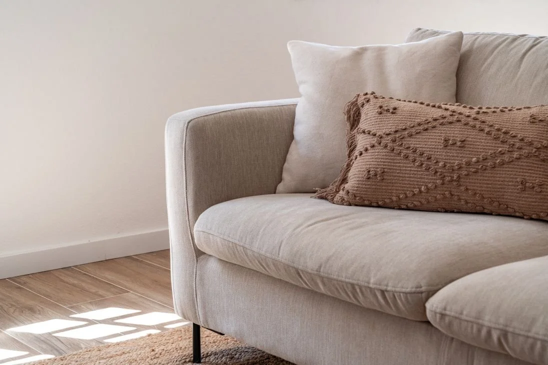 Moradia decoração mobília sofá almofada luz janela