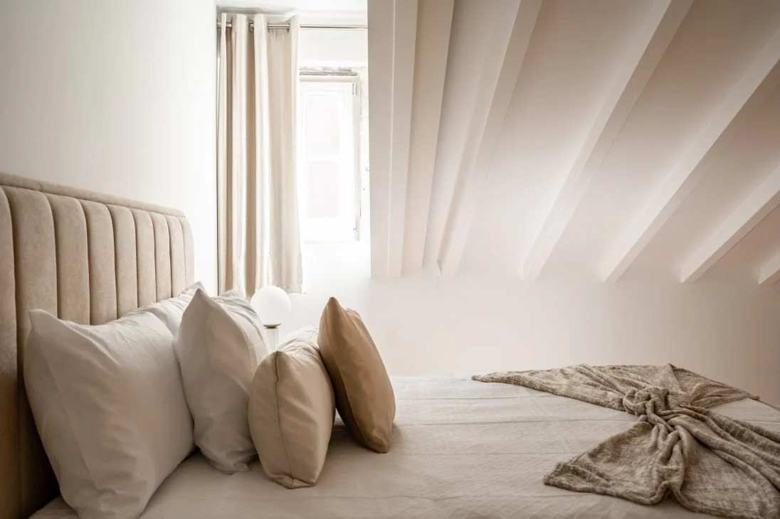 Quarto luxo cama almofadas teto luz conforto