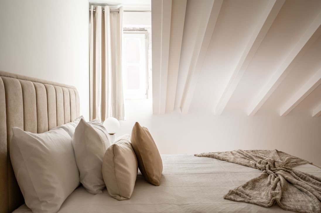 Quarto luxo cama almofadas teto luz conforto