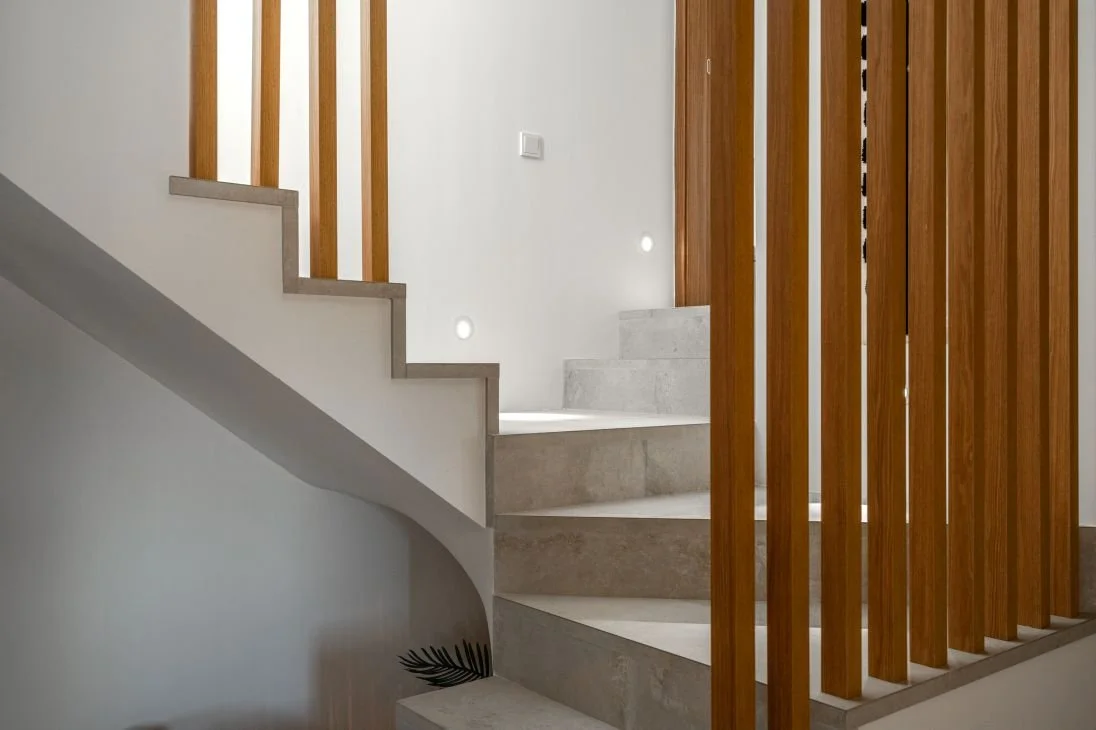Vila das Acácias Escadaria cimento madeira vivenda luxo iluminação natural