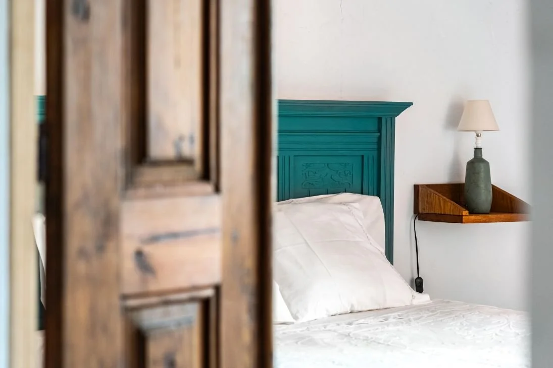 Quarto luxo rústico porta cama madeira candeeiro prateleira simples