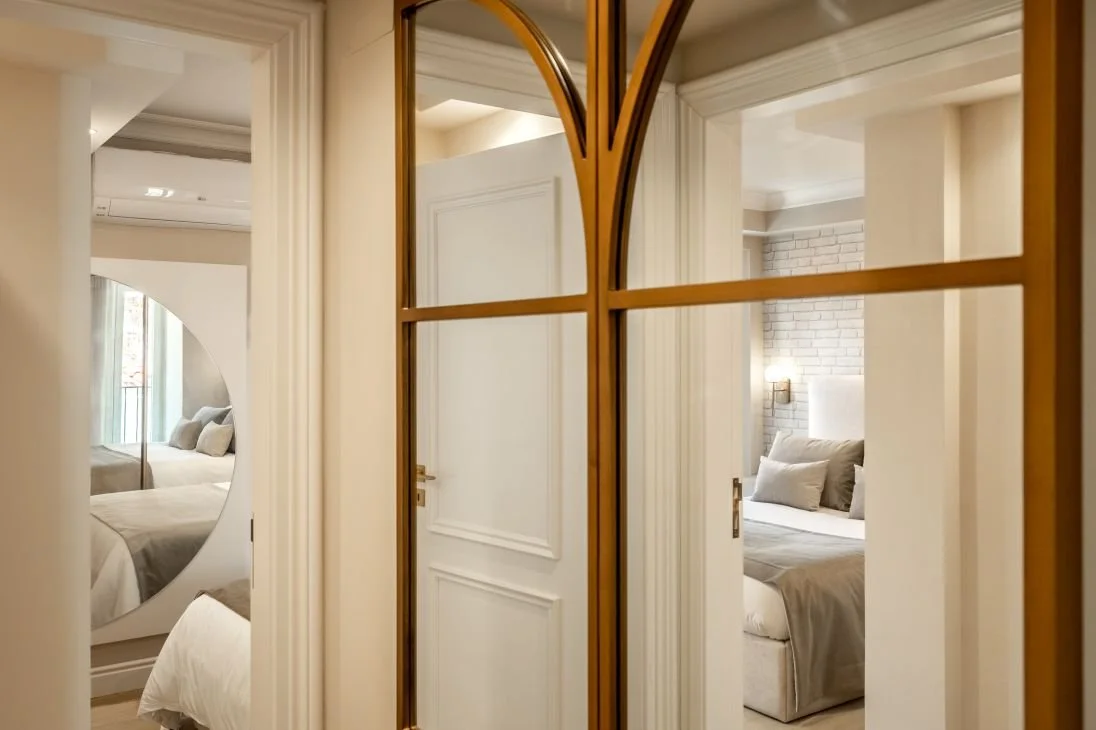 Apartamento luxo espelhos cama almofadas portas