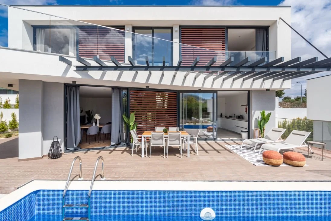 Moradia luxo janelas piscina pérgola