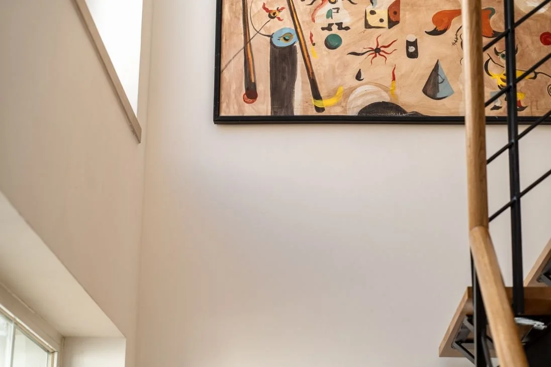 Apartamento escadaria quadro pintura degrau corrimão janelas