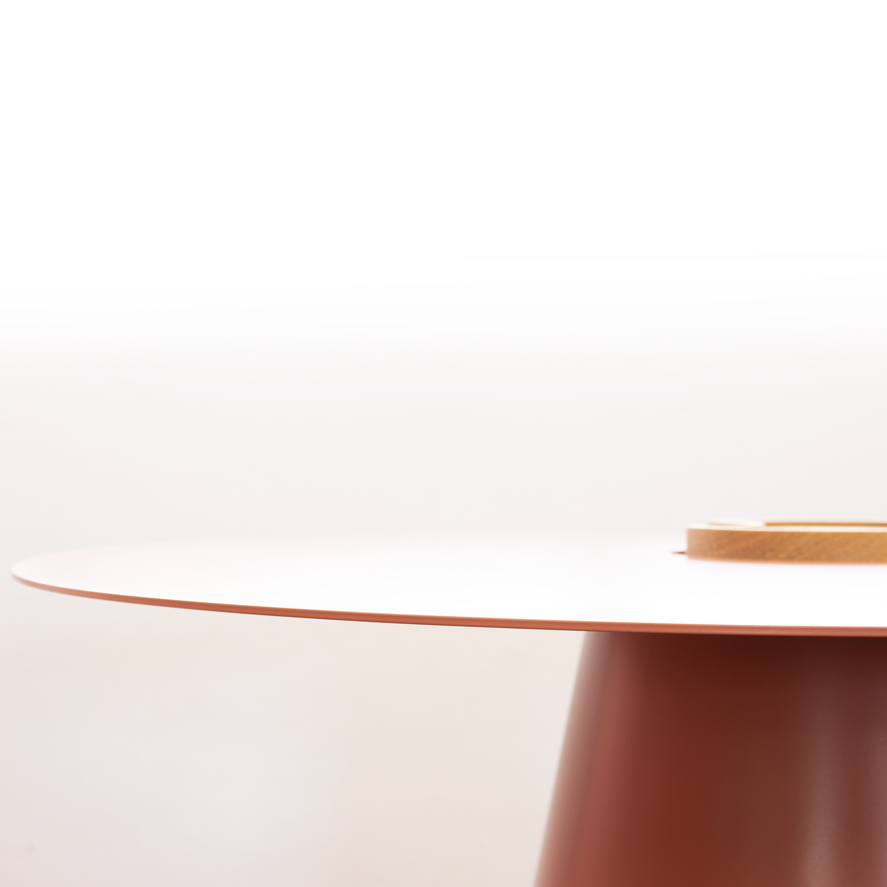 CONUS-TABLE-close-up-edge-.png