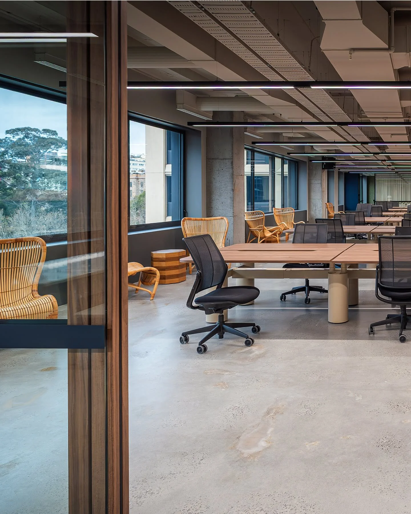 Fin Design @fin_vfx - a VFX studio building blockbusters didn't want an office that looked like one. So @intermain  made sure it didn't.

The brief was atypical. The design team took it somewhere specific - 70s rom-com warmth, layered in texture, col