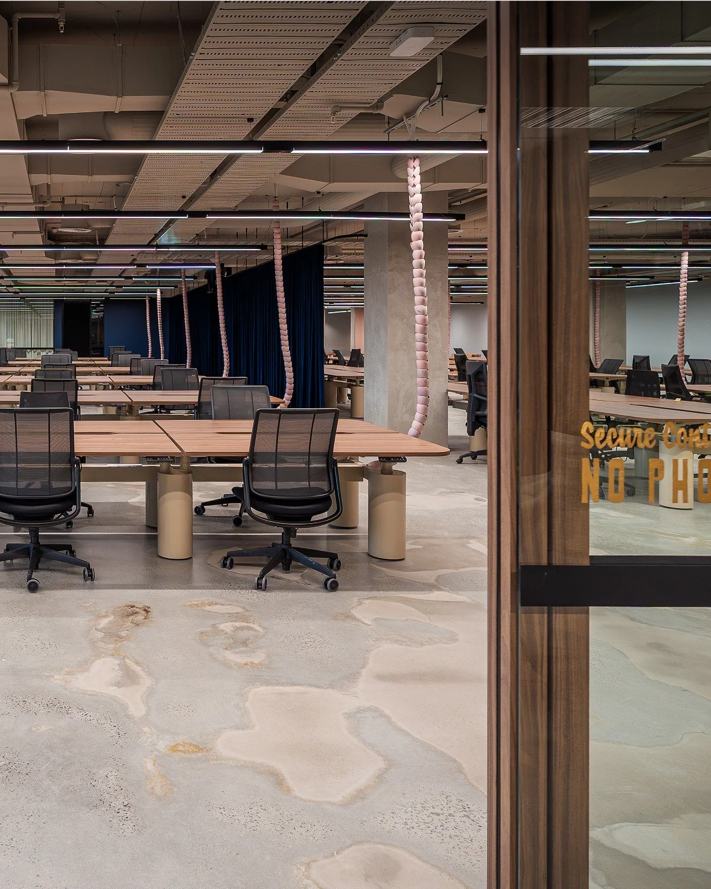 COLUMN h/a workstation - custom paperbark powder coat with @Polytec Notaio Walnut Woodmatt top. 
ZERO circular umbilical - dusty pink colourway. 

Full specs in the Specifier Library.