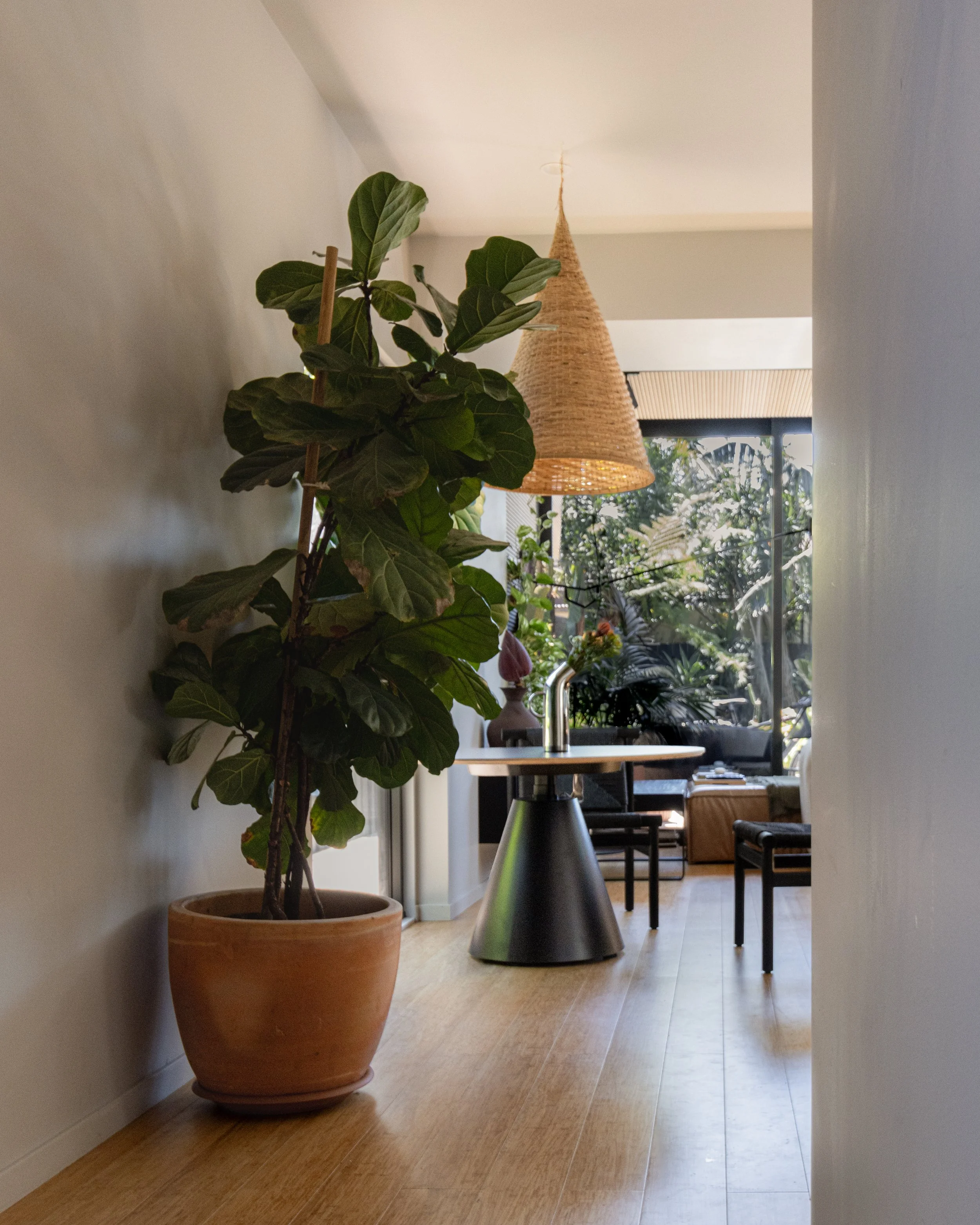 When the brief calls for something that anchors the room without dominating it.

CONUS height-adjustable table. In-house black powder coat. 

1100mm diameter top, 24mm Decoply in Charcoal from @plyco with exposed shark nose edge. Rolled mild steel co
