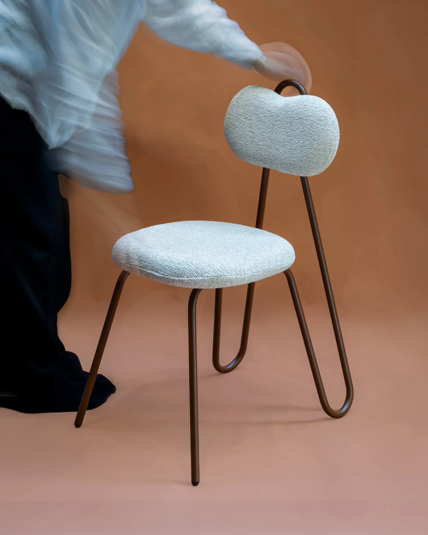 A little movement with SUMMERDAY chair 🌀

A chair designed with a bit of give. Its hand-rolled steel frame allows for gentle movement, while the upholstered seat and back bring a softer touch

Designed and made in Australia