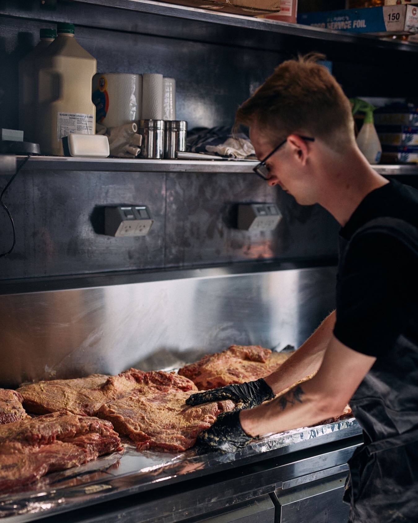 The kitchen is open, the meat is cooking, who's coming to @sugarcreeksmokehouse today? 🥩 Open until 8pm or until sold out! 
⠀⠀⠀⠀⠀⠀⠀⠀⠀
#sugarcreeksmokehouse