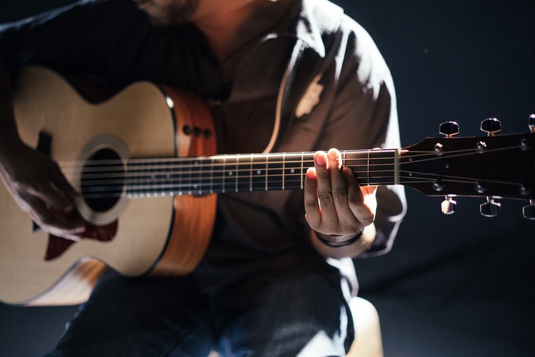 The only thing better than bbq and beers is bbq, beers, and BEATS! 🙌 We have live music from 5pm all weekend at @sugarcreeksmokehoue. Catch Cameron Maher tonight 
and Big Fella Linc tomorrow 🎶 #sugarcreeksmokehouse