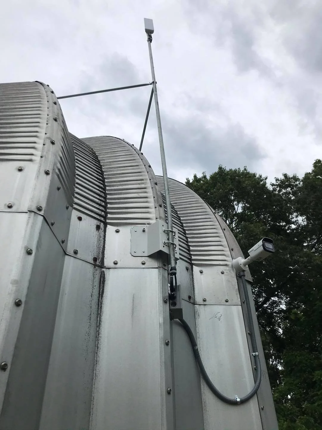 Point point wireless camera communication system for off-line use .